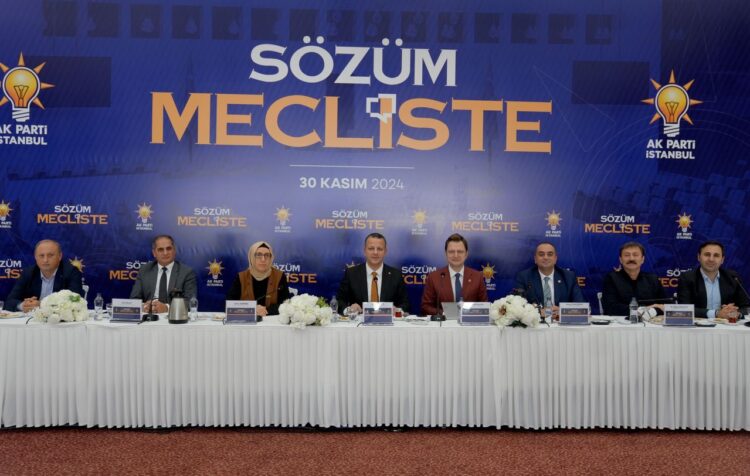 AK Parti İstanbul İl Başkanlığınca "Türkiye'nin Sağlıkta Dünü- Bugünü-Yarını" konulu "Sözüm Mecliste" programı düzenlendi. Programa, AK Parti İstanbul İl Başkan Yardımcısı Akın Bayram (sol 4), AK Parti İstanbul Milletvekili Halit Yerebakan (sağ 4), AK Parti İstanbul Milletvekili Sevan Sıvacıoğlu (sağ 3) ve Bahçelievler Belediye Başkanı Hakan Bahadır (sağ 2) katıldı. ( İslam Yakut - Anadolu Ajansı )