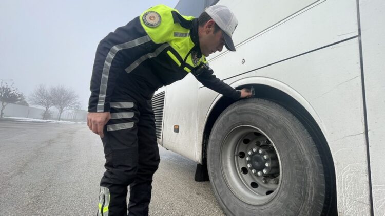 Kuzey Marmara Otoyolu, Fenertepe Gişeler mevkisinde oluşturulan denetim noktasında şehirler arası yük ve yolcu taşıyan araçların lastikleri kontrol edildi. Durdurulan araçlardaki lastiklerin diş derinlikleri ölçülürken, kış lastiği bulunmayan araçların sürücülerine 4 bin 69 lira cezai işlem uyguladı. Ayrıca, denetim noktasında kurulan stantta sürücülere, kusurlu lastik üzerinden bilgilendirme yapılarak, kış lastiği kullanımının can ve mal güvenliği açısından önemi anlatıldı. Denetimden geçen otobüs şoförü Fatih Doğan, "Lastiğimiz 6 milim çıktı. Yeterli bir durumda. Taktıralı 1 ay olmuştu." dedi. Bir başka araç şoförü Mustafa Tezcan da denetimleri olumlu bulduğunu belirterek, can güvenliği için uygun lastiklerin kullanılması gerektiğini vurguladı. İstanbul'un farklı noktalarında kış lastiği denetimleri yapılıyor. Bolu İl Emniyet Müdürlüğü Trafik Denetleme Şube Müdürlüğü ekipleri, trafik kazalarının önüne geçilebilmesi amacıyla bugün itibarıyla Türkiye genelinde başlatılan uygulama kapsamında Bolu Şehirlerarası Otobüs Terminali'nde çalışma yaptı. Yolcu otobüslerinde kış lastiklerinin bulunup bulunmadığını denetleyen ekipler, takılı lastiklerin de diş derinliklerini kontrol etti. Sürücüleri, araçlarına kış lastiği takmalarının önemi konusunda bilgilendiren ekipler ayrıca, otobüslerdeki yolculara seyir halindeyken emniyet kemerlerini kullanmaları uyarısında bulundu. Kış lastiği takmadığı için sefere çıkmalarına izin verilmeyen sürücüler, en yakın lastik değişim merkezine yönlendirildi. Şehirlerarası yük ve yolcu taşıyan ticari araçlara yönelik uygulama 1 Nisan 2025'e kadar sürecek. Kırıkkale Kırıkkale Trafik Tescil ve Denetleme Şube Müdürü İsa Söğüt, gazetecilere, 43 ilin geçiş güzergahında bulunan Kırıkkale'nin, önemli bir kilit kavşak rolünü üstlendiğini söyledi. Kırıkkale'de kış aylarında günlük 56 bin araç geçişiyle yoğun bir trafik akımının olduğunu dile getiren Söğüt, şöyle konuştu: "Daha önceki yıllarda olduğu gibi bu yıl içinde de kış tedbirleri kapsamında aynı motivasyon ve kararlılıkla tedbirlerimiz devam etmekte olup Valiliğimiz öncülüğünde paydaş kurumlarla gerekli toplantılar yapılmış ve hazırlıklarımız tamamlanmıştır. Kış lastiklerindeki ilave çekiş ve tutunma sayesinde sürüş güvenliği artmaktadır. 'Doğru mevsimde doğru lastik' sloganıyla tüm sürücülere kazasız yolculuk dilerim." Düzce Şehirlerarası yollarda tüm yolcu ve eşya taşıyan araçlar için zorunlu olacak uygulamanın ilk günü, kenti Anadolu Otoyolu'na bağlayan mevkide polis ekiplerince kontrol noktaları oluşturuldu. Ekipler, her iki istikamette dubalarla çevrilen noktalarda otobüs, tır, kamyon, kamyonet, hafif ticari ve ticari araçların lastiklerini denetledi, sürücülere bilgilendirici broşür dağıttı. Lastiklerin diş derinliklerini ölçen ekipler, kış lastiği bulundurmayan veya standartlara uymayan sürücülere idari para cezası uyguladı. Van İl Emniyet Müdürlüğü Trafik Denetleme Şubesi ekipleri, uygulama kapsamında otogar girişinde çalışma yaptı. Yolcu otobüsleri ve ticari taksilerde kış lastiklerinin bulunup bulunmadığını denetleyen ekipler, takılı lastiklerin de diş derinliklerini kontrol etti. Komiser yardımcısı Oğuz Zorlu, 1 Aralık 2024-1 Nisan 2025 tarihleri arasında şehirler arasında yolcu ve yük taşıyan araçlar ile ticari otomobillerde kış lastiği kullanılmasının zorunlu olduğunu söyledi. Bu kapsamda vatandaşların can ve mal güvenliği için denetim yaptıklarını belirten Zorlu, şunları kaydetti: "Denetimlerimiz kış boyunca devam edecektir. Araçlarda sadece kış lastiği kullanımını değil aynı zamanda lastik diş derinliğinin mevzuata uygun olup olmadığını kontrol ediyoruz. Bu kurallara uymayan sürücülere 4 bin 69 lira idari para cezası uyguluyoruz. Araçlarda zincir, çekme halatı ve takoz gibi ekipmanların bulundurulması sürücülerin ve trafikteki diğer kişilerin güvenliği açısından hayati önem taşımaktadır." Erciş İlçe Jandarma Komutanlığı ekipleri de zorunlu kış lastiği uygulamasının başlamasıyla denetim gerçekleştirdi. Erciş Otobüs Terminali çıkışında araçların lastiklerini kontrol eden ekipler, eğitimli köpekler "Puma" ve "Tül" ile bagajlarda arama yaptı. Ekipler, sürücü ve yolculara emniyet kemeri takmaları ve kurallara uymaları uyarısında bulundu.