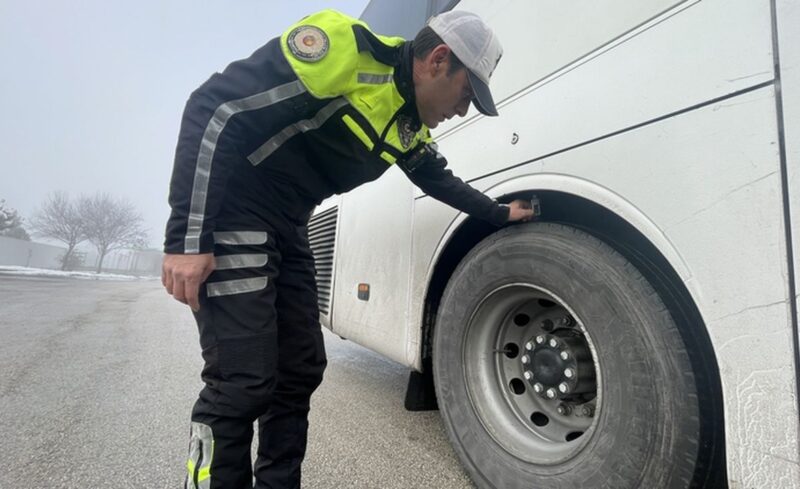 Kuzey Marmara Otoyolu, Fenertepe Gişeler mevkisinde oluşturulan denetim noktasında şehirler arası yük ve yolcu taşıyan araçların lastikleri kontrol edildi. Durdurulan araçlardaki lastiklerin diş derinlikleri ölçülürken, kış lastiği bulunmayan araçların sürücülerine 4 bin 69 lira cezai işlem uyguladı. Ayrıca, denetim noktasında kurulan stantta sürücülere, kusurlu lastik üzerinden bilgilendirme yapılarak, kış lastiği kullanımının can ve mal güvenliği açısından önemi anlatıldı. Denetimden geçen otobüs şoförü Fatih Doğan, "Lastiğimiz 6 milim çıktı. Yeterli bir durumda. Taktıralı 1 ay olmuştu." dedi. Bir başka araç şoförü Mustafa Tezcan da denetimleri olumlu bulduğunu belirterek, can güvenliği için uygun lastiklerin kullanılması gerektiğini vurguladı. İstanbul'un farklı noktalarında kış lastiği denetimleri yapılıyor. Bolu İl Emniyet Müdürlüğü Trafik Denetleme Şube Müdürlüğü ekipleri, trafik kazalarının önüne geçilebilmesi amacıyla bugün itibarıyla Türkiye genelinde başlatılan uygulama kapsamında Bolu Şehirlerarası Otobüs Terminali'nde çalışma yaptı. Yolcu otobüslerinde kış lastiklerinin bulunup bulunmadığını denetleyen ekipler, takılı lastiklerin de diş derinliklerini kontrol etti. Sürücüleri, araçlarına kış lastiği takmalarının önemi konusunda bilgilendiren ekipler ayrıca, otobüslerdeki yolculara seyir halindeyken emniyet kemerlerini kullanmaları uyarısında bulundu. Kış lastiği takmadığı için sefere çıkmalarına izin verilmeyen sürücüler, en yakın lastik değişim merkezine yönlendirildi. Şehirlerarası yük ve yolcu taşıyan ticari araçlara yönelik uygulama 1 Nisan 2025'e kadar sürecek. Kırıkkale Kırıkkale Trafik Tescil ve Denetleme Şube Müdürü İsa Söğüt, gazetecilere, 43 ilin geçiş güzergahında bulunan Kırıkkale'nin, önemli bir kilit kavşak rolünü üstlendiğini söyledi. Kırıkkale'de kış aylarında günlük 56 bin araç geçişiyle yoğun bir trafik akımının olduğunu dile getiren Söğüt, şöyle konuştu: "Daha önceki yıllarda olduğu gibi bu yıl içinde de kış tedbirleri kapsamında aynı motivasyon ve kararlılıkla tedbirlerimiz devam etmekte olup Valiliğimiz öncülüğünde paydaş kurumlarla gerekli toplantılar yapılmış ve hazırlıklarımız tamamlanmıştır. Kış lastiklerindeki ilave çekiş ve tutunma sayesinde sürüş güvenliği artmaktadır. 'Doğru mevsimde doğru lastik' sloganıyla tüm sürücülere kazasız yolculuk dilerim." Düzce Şehirlerarası yollarda tüm yolcu ve eşya taşıyan araçlar için zorunlu olacak uygulamanın ilk günü, kenti Anadolu Otoyolu'na bağlayan mevkide polis ekiplerince kontrol noktaları oluşturuldu. Ekipler, her iki istikamette dubalarla çevrilen noktalarda otobüs, tır, kamyon, kamyonet, hafif ticari ve ticari araçların lastiklerini denetledi, sürücülere bilgilendirici broşür dağıttı. Lastiklerin diş derinliklerini ölçen ekipler, kış lastiği bulundurmayan veya standartlara uymayan sürücülere idari para cezası uyguladı. Van İl Emniyet Müdürlüğü Trafik Denetleme Şubesi ekipleri, uygulama kapsamında otogar girişinde çalışma yaptı. Yolcu otobüsleri ve ticari taksilerde kış lastiklerinin bulunup bulunmadığını denetleyen ekipler, takılı lastiklerin de diş derinliklerini kontrol etti. Komiser yardımcısı Oğuz Zorlu, 1 Aralık 2024-1 Nisan 2025 tarihleri arasında şehirler arasında yolcu ve yük taşıyan araçlar ile ticari otomobillerde kış lastiği kullanılmasının zorunlu olduğunu söyledi. Bu kapsamda vatandaşların can ve mal güvenliği için denetim yaptıklarını belirten Zorlu, şunları kaydetti: "Denetimlerimiz kış boyunca devam edecektir. Araçlarda sadece kış lastiği kullanımını değil aynı zamanda lastik diş derinliğinin mevzuata uygun olup olmadığını kontrol ediyoruz. Bu kurallara uymayan sürücülere 4 bin 69 lira idari para cezası uyguluyoruz. Araçlarda zincir, çekme halatı ve takoz gibi ekipmanların bulundurulması sürücülerin ve trafikteki diğer kişilerin güvenliği açısından hayati önem taşımaktadır." Erciş İlçe Jandarma Komutanlığı ekipleri de zorunlu kış lastiği uygulamasının başlamasıyla denetim gerçekleştirdi. Erciş Otobüs Terminali çıkışında araçların lastiklerini kontrol eden ekipler, eğitimli köpekler "Puma" ve "Tül" ile bagajlarda arama yaptı. Ekipler, sürücü ve yolculara emniyet kemeri takmaları ve kurallara uymaları uyarısında bulundu.