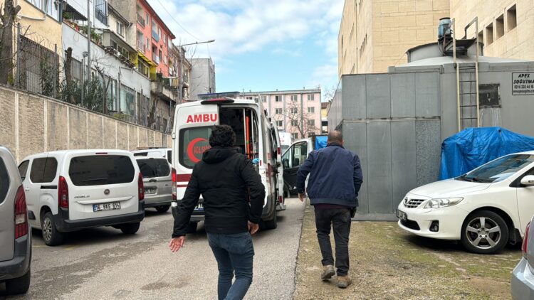 Bursa'da görülen silahlı yaralama davasının duruşmasında ateş açılması sonucu ilk belirlemelere göre salonda bulunan bazı kişiler yaralandı. Olay yerine polis ve sağlık ekipleri sevk edildi. ( Fatih Çapkın - Anadolu Ajansı )