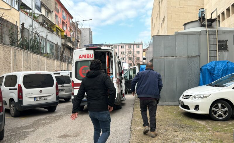 Bursa'da görülen silahlı yaralama davasının duruşmasında ateş açılması sonucu ilk belirlemelere göre salonda bulunan bazı kişiler yaralandı. Olay yerine polis ve sağlık ekipleri sevk edildi. ( Fatih Çapkın - Anadolu Ajansı )