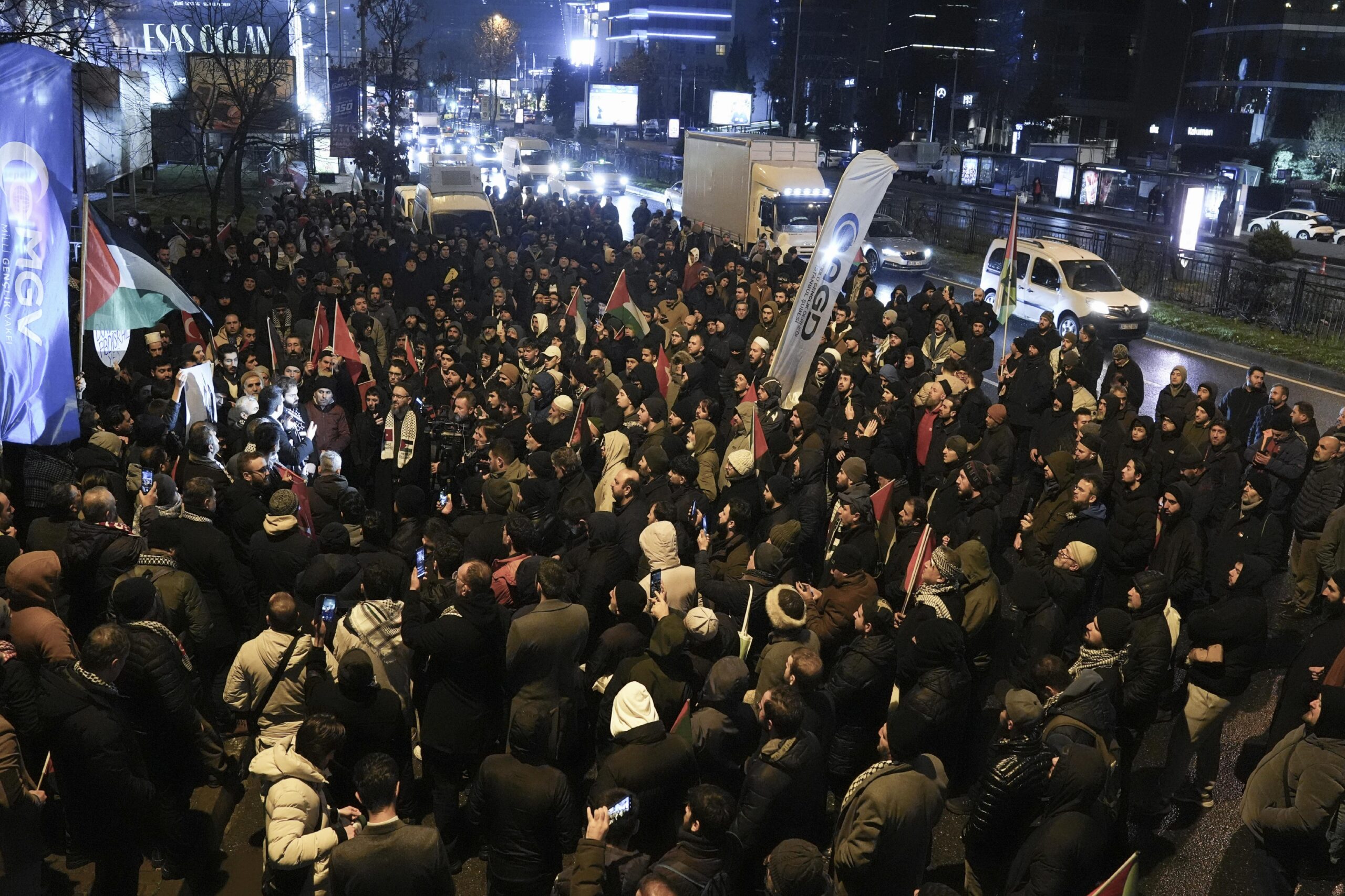 AGD üyeleri, İstanbul’da İsrail Başkonsolosluğu önünde protesto düzenledi