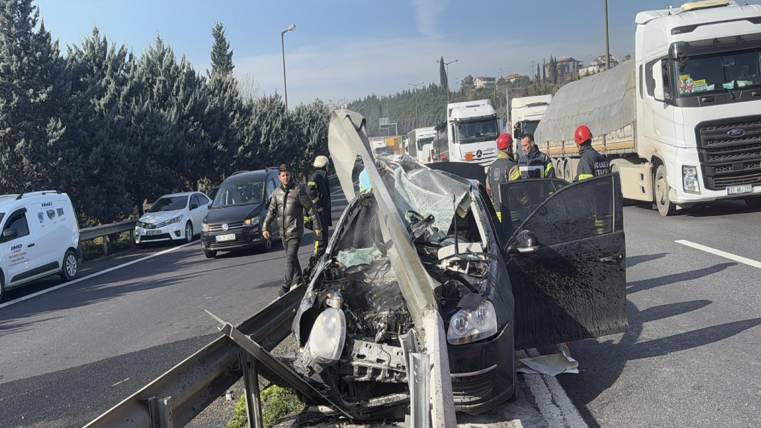 Anadolu Otoyolu’nda bariyere çarpan otomobildeki 4 kişi yaralandı haberi