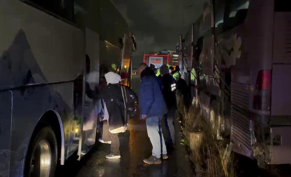 Arnavutköy’de şoförü kalp krizi geçiren tur otobüsü kaza yaptı