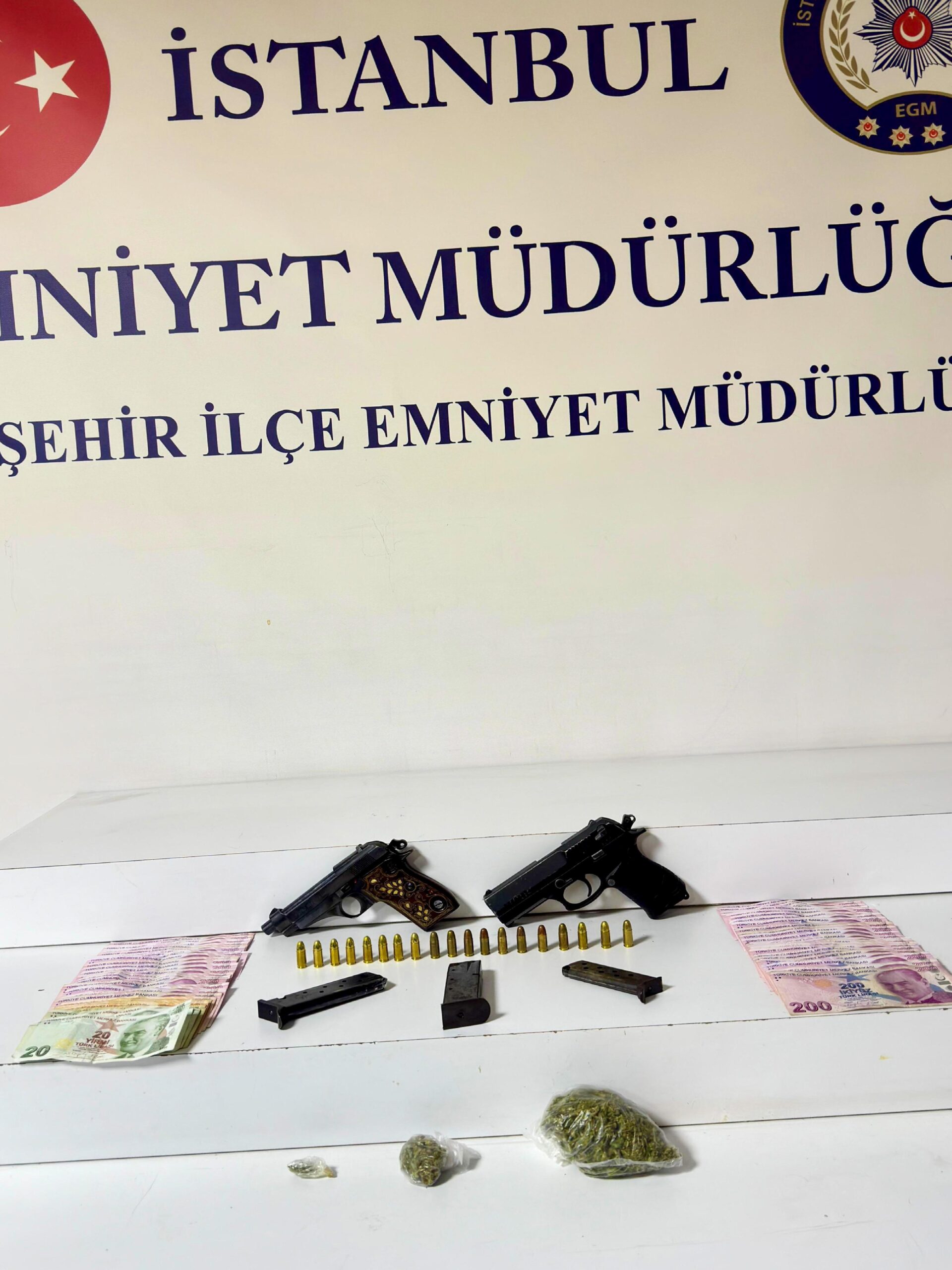 Ataşehir’de uyuşturucu ile silah ticareti yaptığı iddia edilen 5 zanlı adliyede