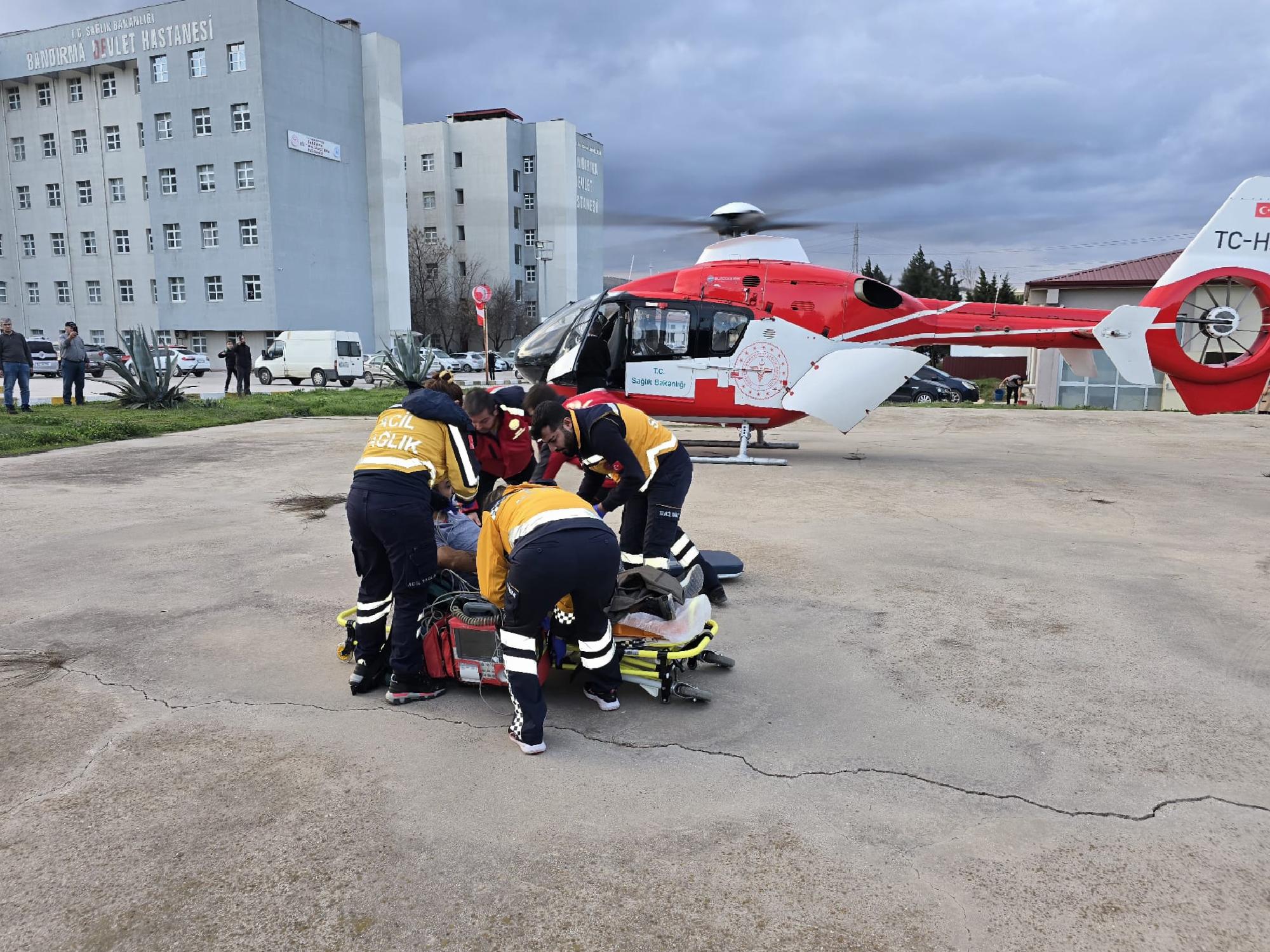 Balıkesir’e ambulans helikopterle getirilen, kalp krizi geçiren hasta tedavi altına alındı