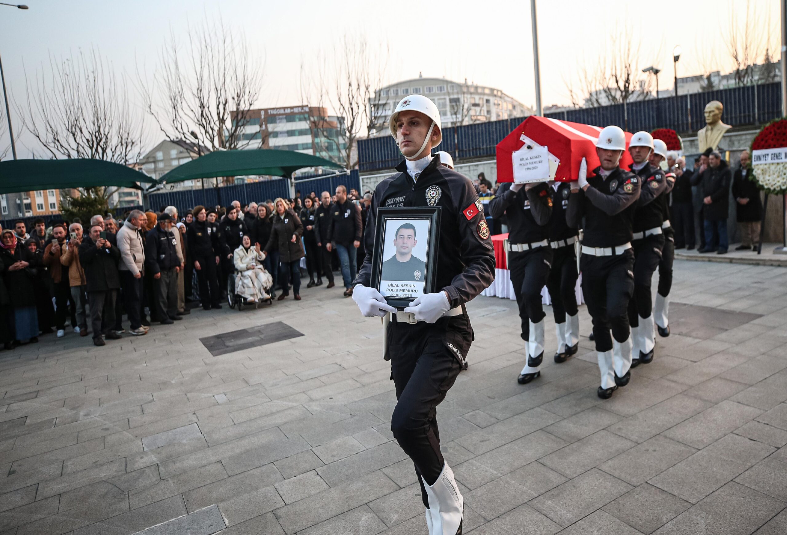 Bebeğine anne sütü götürürken kazada ölen polis memurunun eşi kızıyla hayata tutunuyor haberi