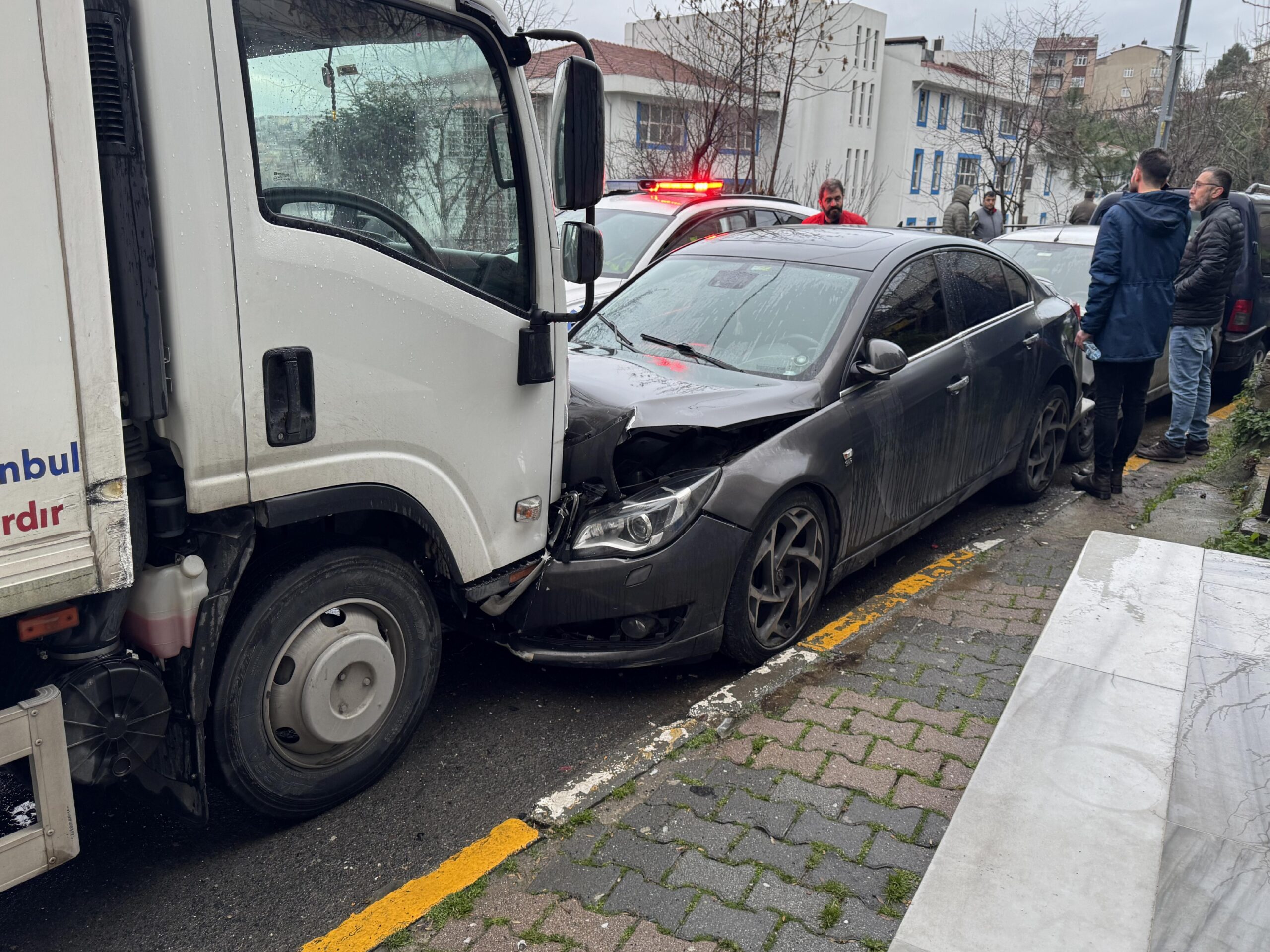 Beyoğlu’nda zincirleme kazaya neden olan kamyonetin sürücüsü kaçtı