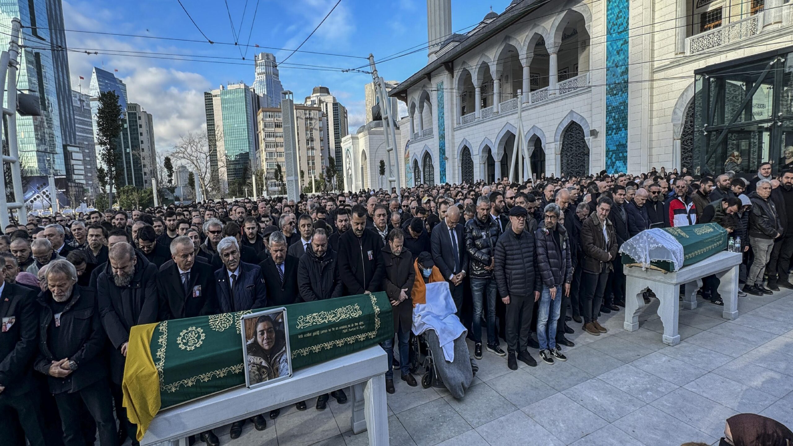 Bolu’daki yangında yaşamını yitiren Boduroğlu ailesinin üç ferdi İstanbul’da toprağa verildi haberi