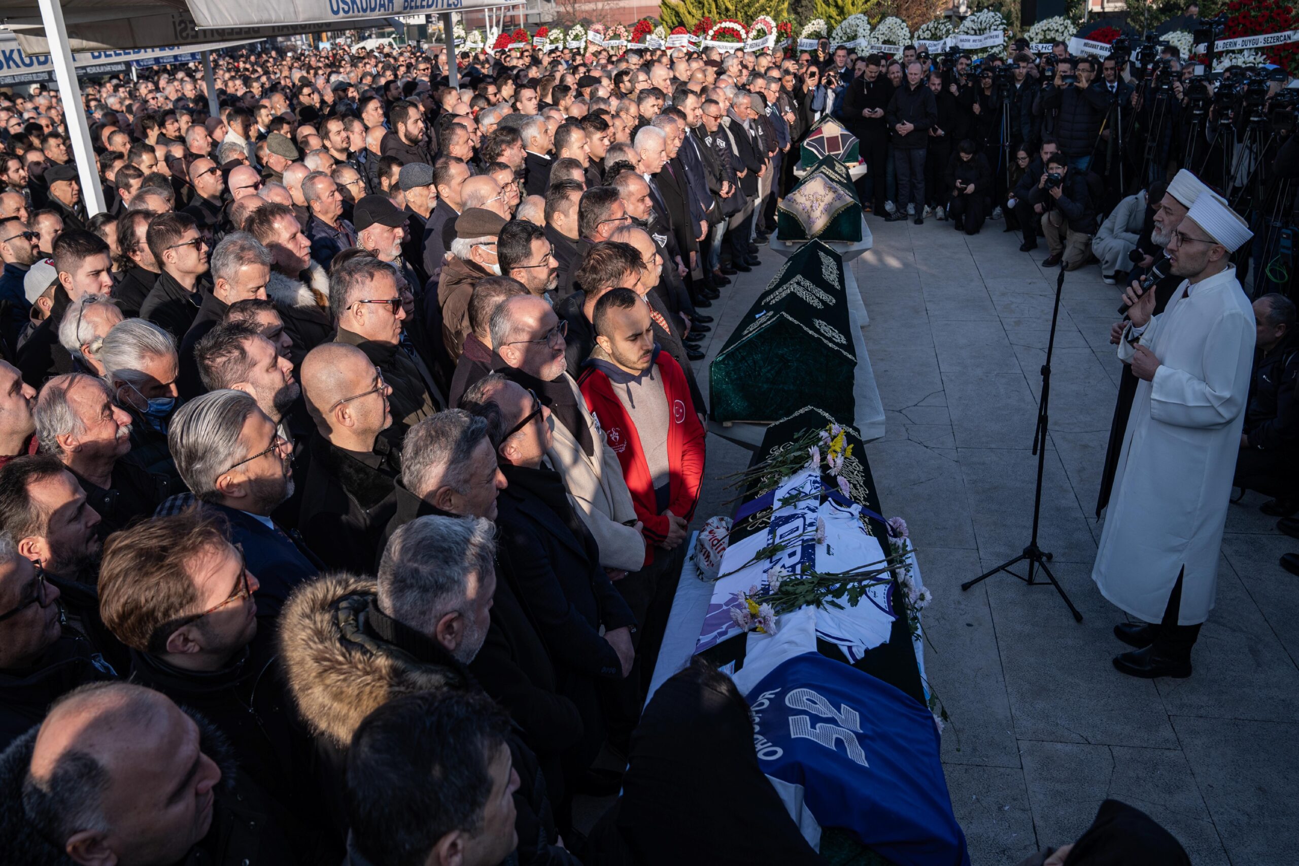 Bolu’daki yangında yaşamını yitiren Nedim Türkmen ve ailesi son yolculuğuna uğurlandı haberi