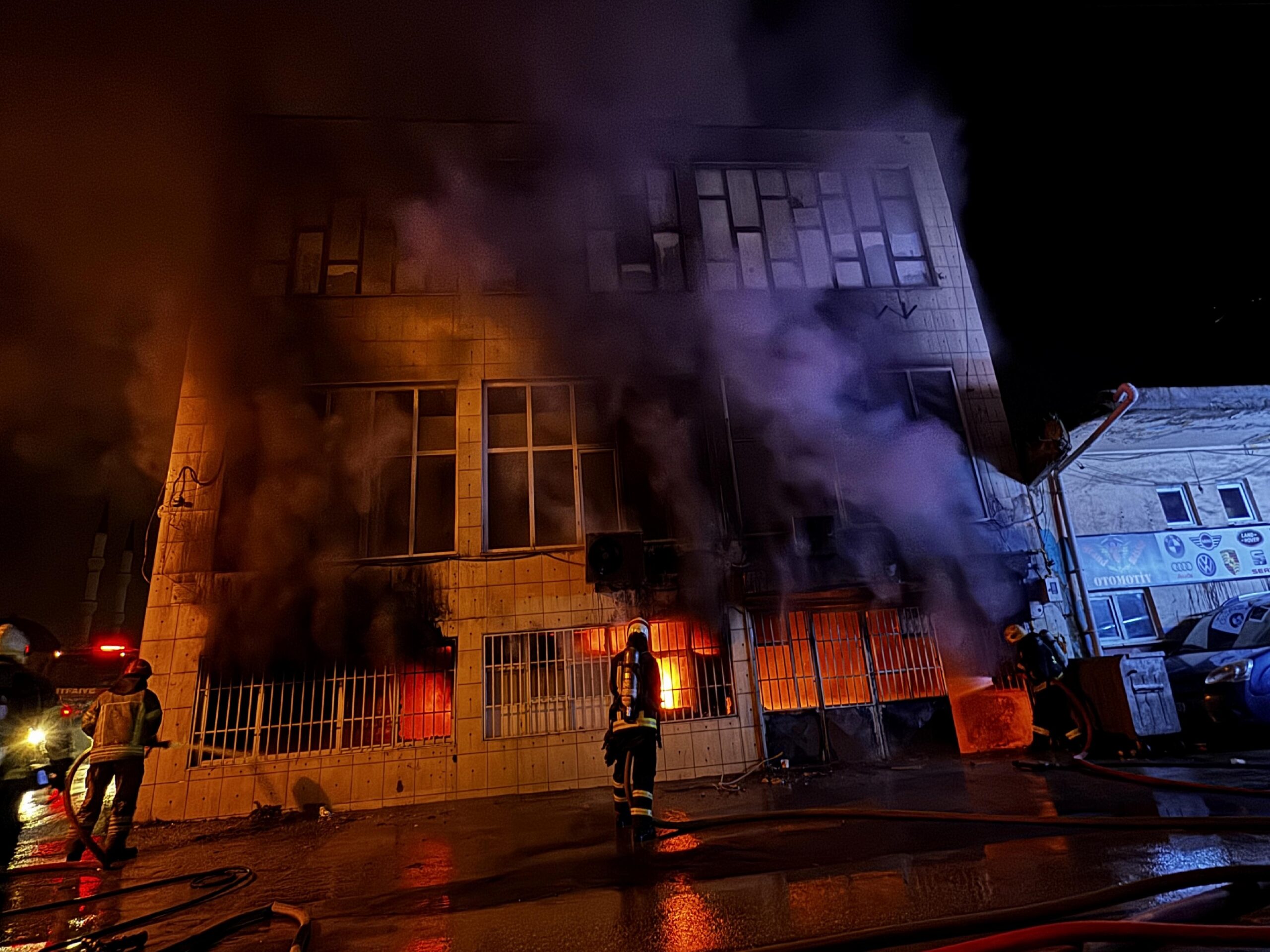 Bursa’da 3 katlı tekstil atölyesinde çıkan yangın söndürüldü haberi