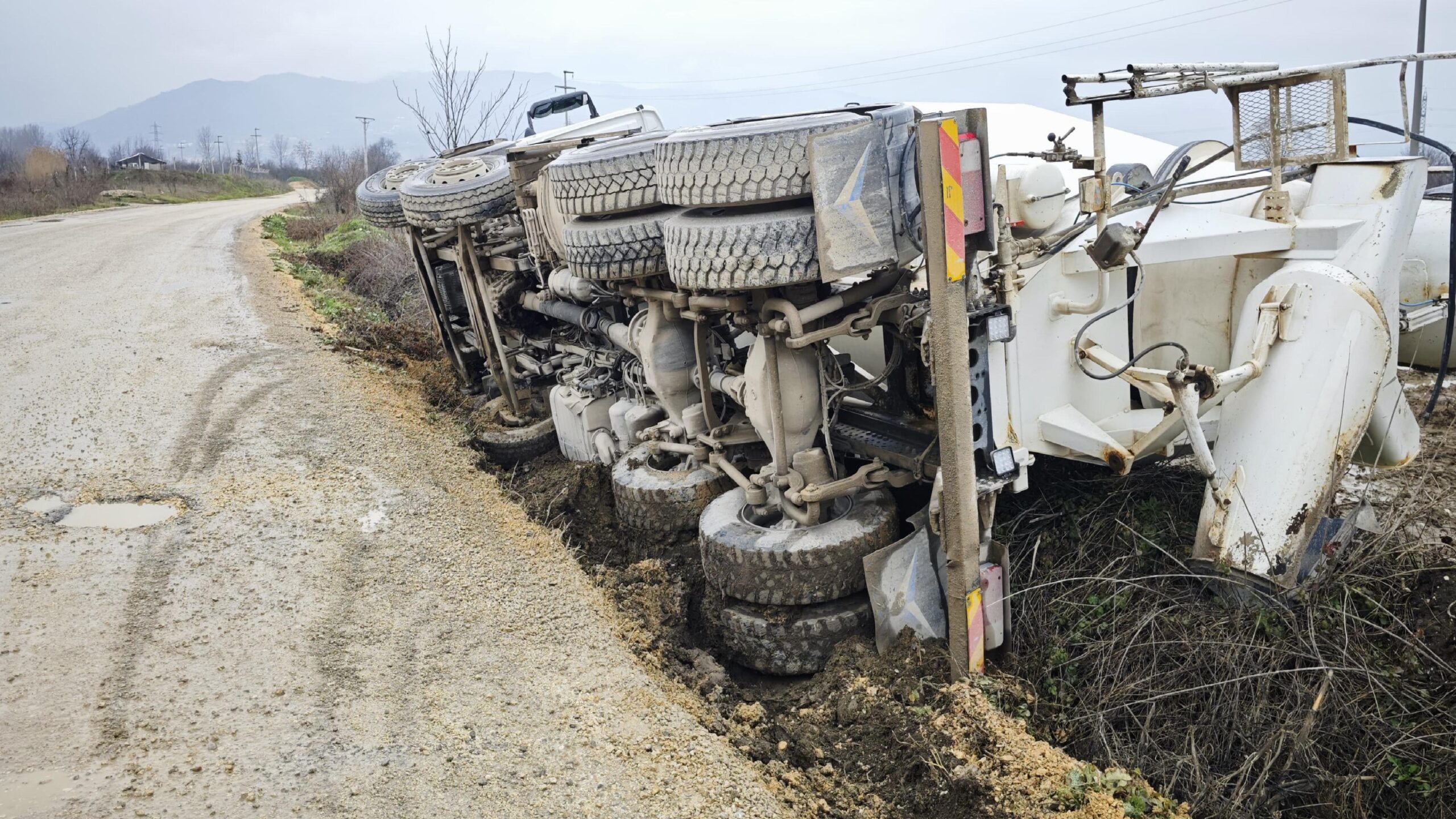 Bursa’da devrilen beton mikserinin şoförü yaralandı