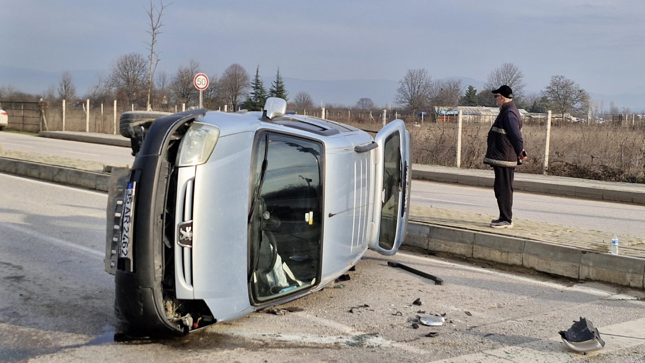 Bursa’da otomobille hafif ticarinin çarpıştığı kazada 2 kişi yaralandı haberi