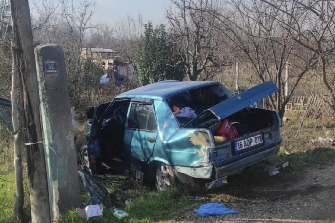 Bursa’da yol kenarındaki beton direğe çarpan otomobilin sürücüsü ağır yaralandı