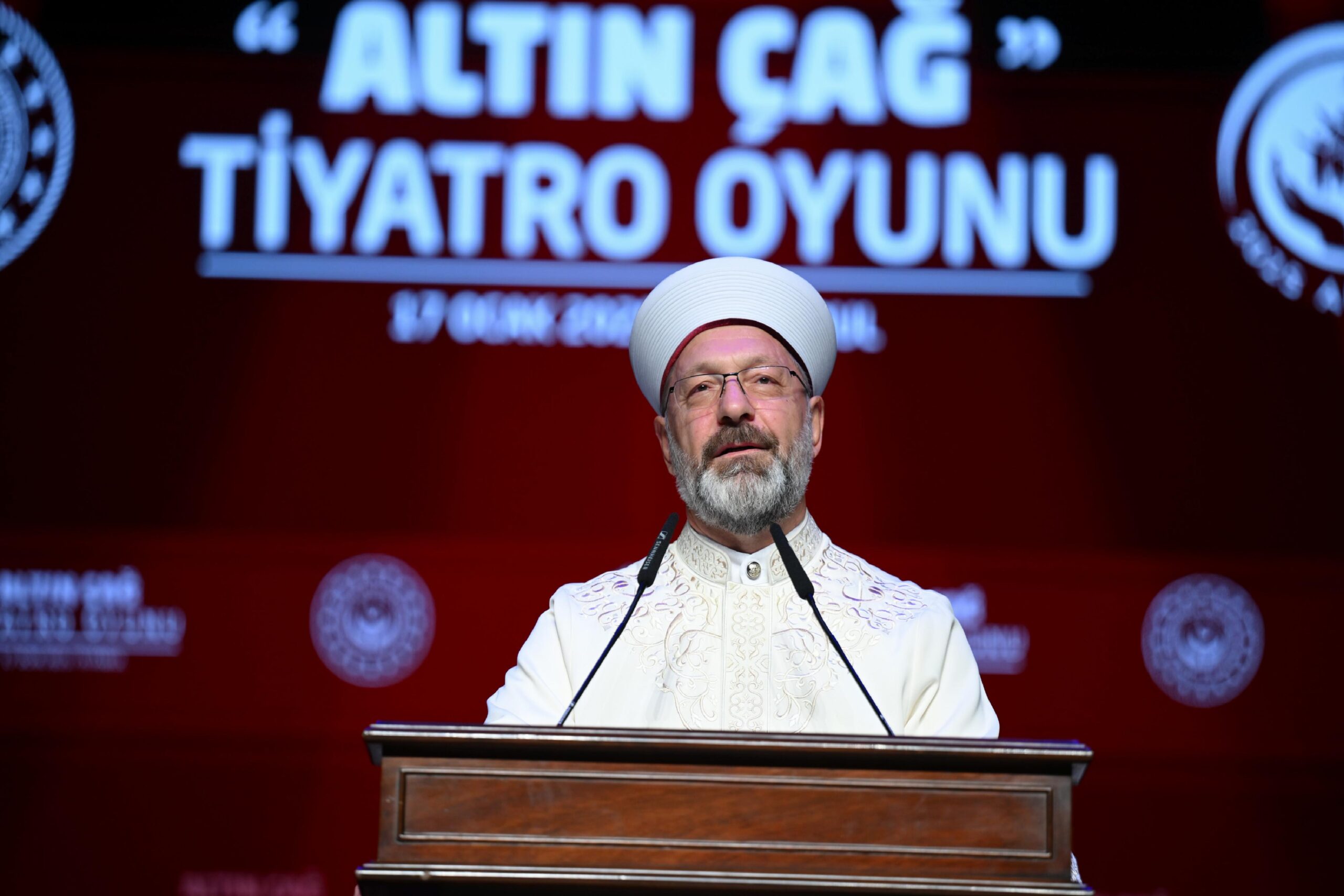 Diyanet İşleri Başkanı Erbaş, “Altın Çağ” tiyatro oyununun gösterimine katıldı: