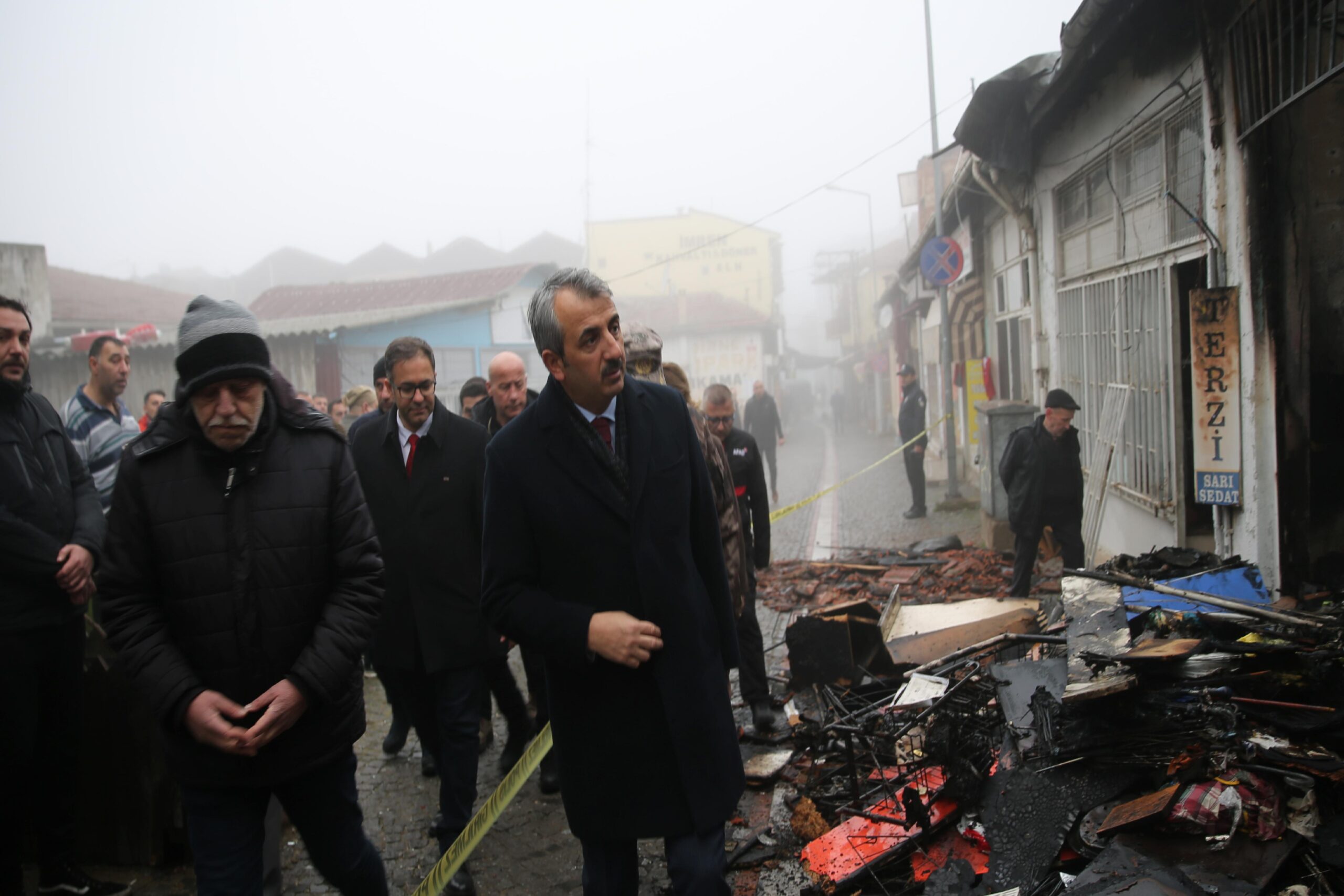 Edirne Valisi Sezer, yangında zarar gören iş yerlerini ziyaret etti haberi