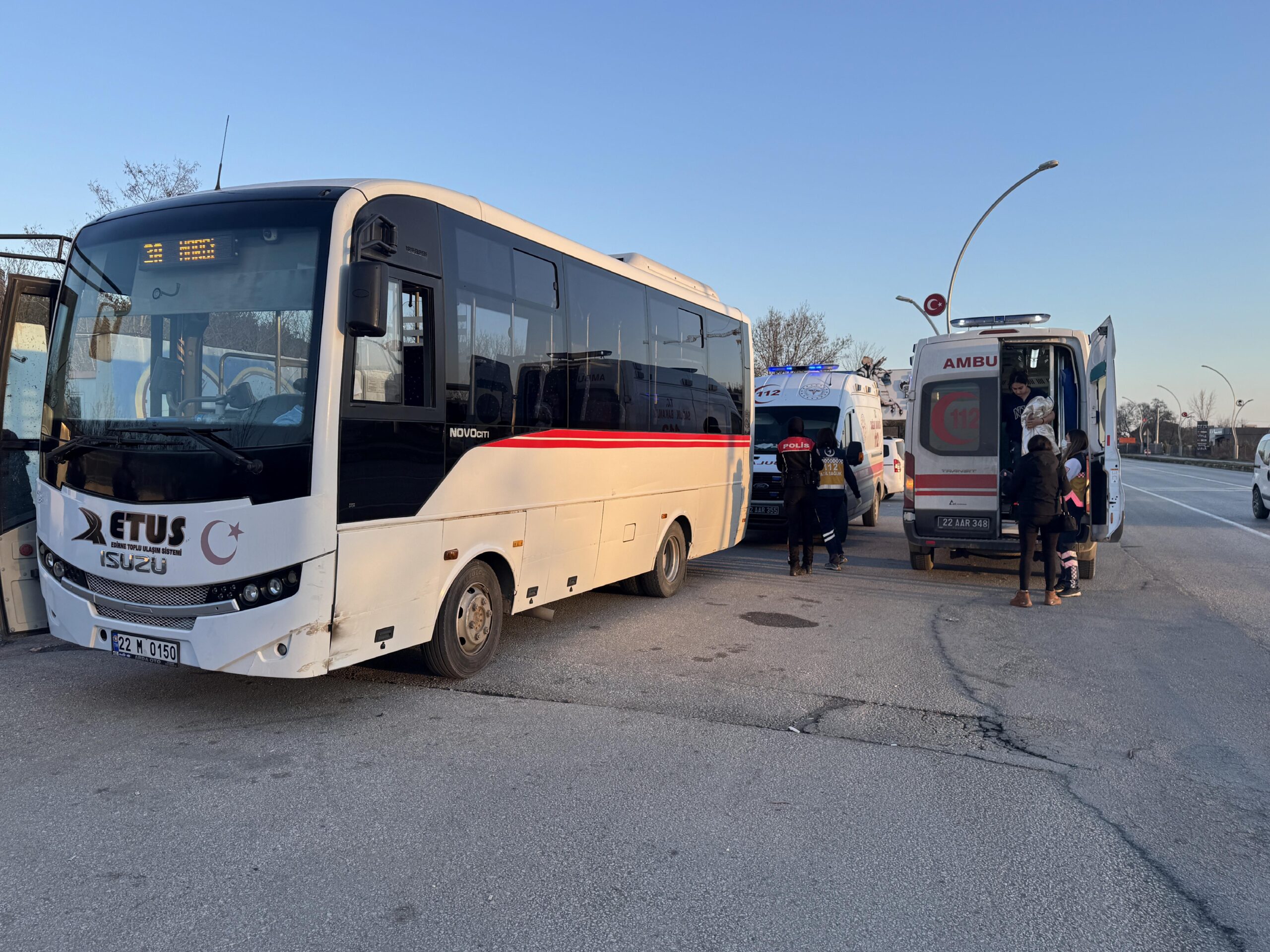 Edirne’de bariyerlere çarpan minibüsteki 2 yolcu yaralandı haberi