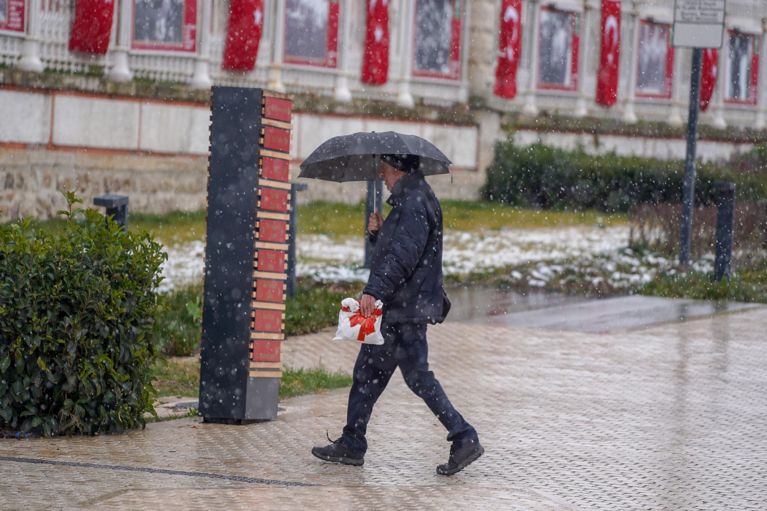 Edirne’de kar yağışı tesirli oluyor