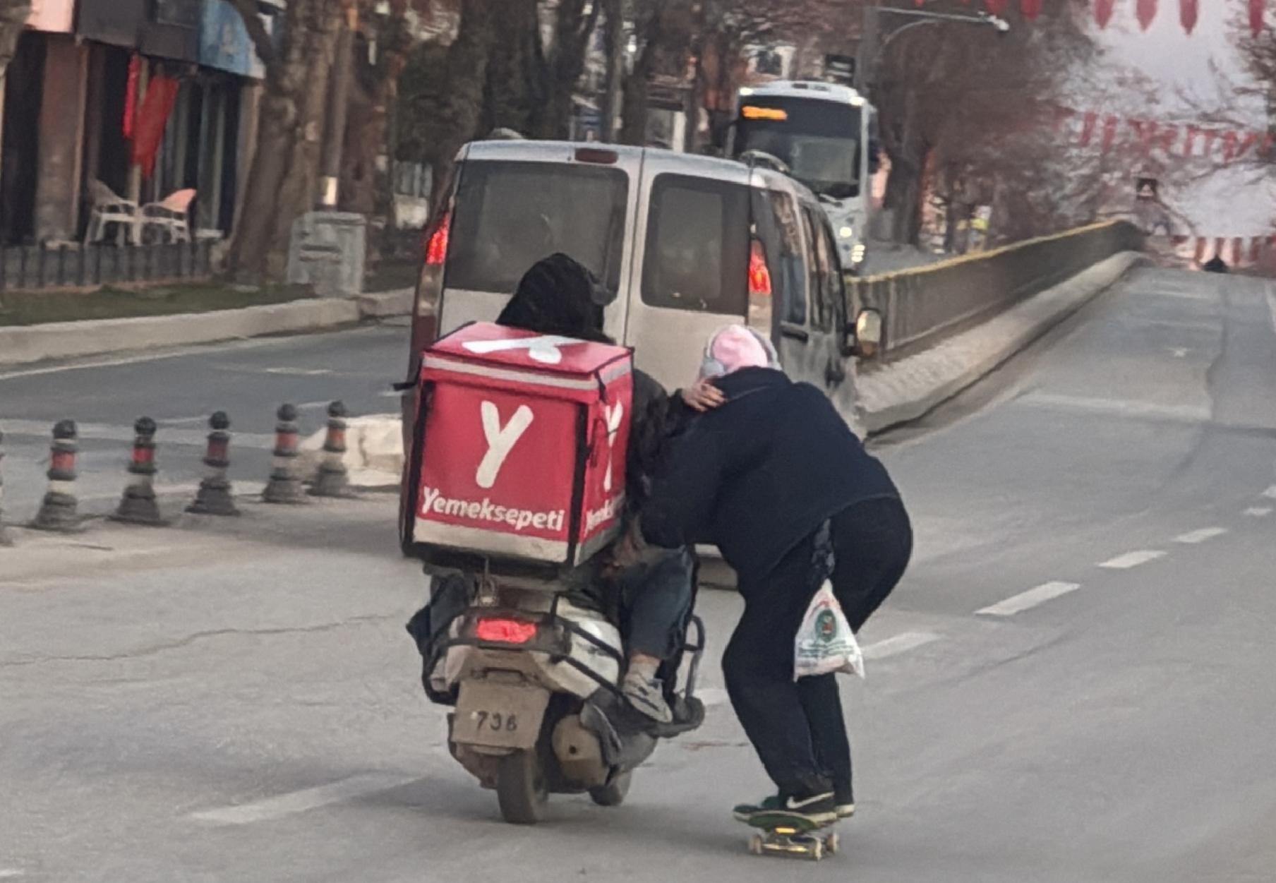 Edirne’de kaykayla tehlikeli yolculuk görüntülendi haberi