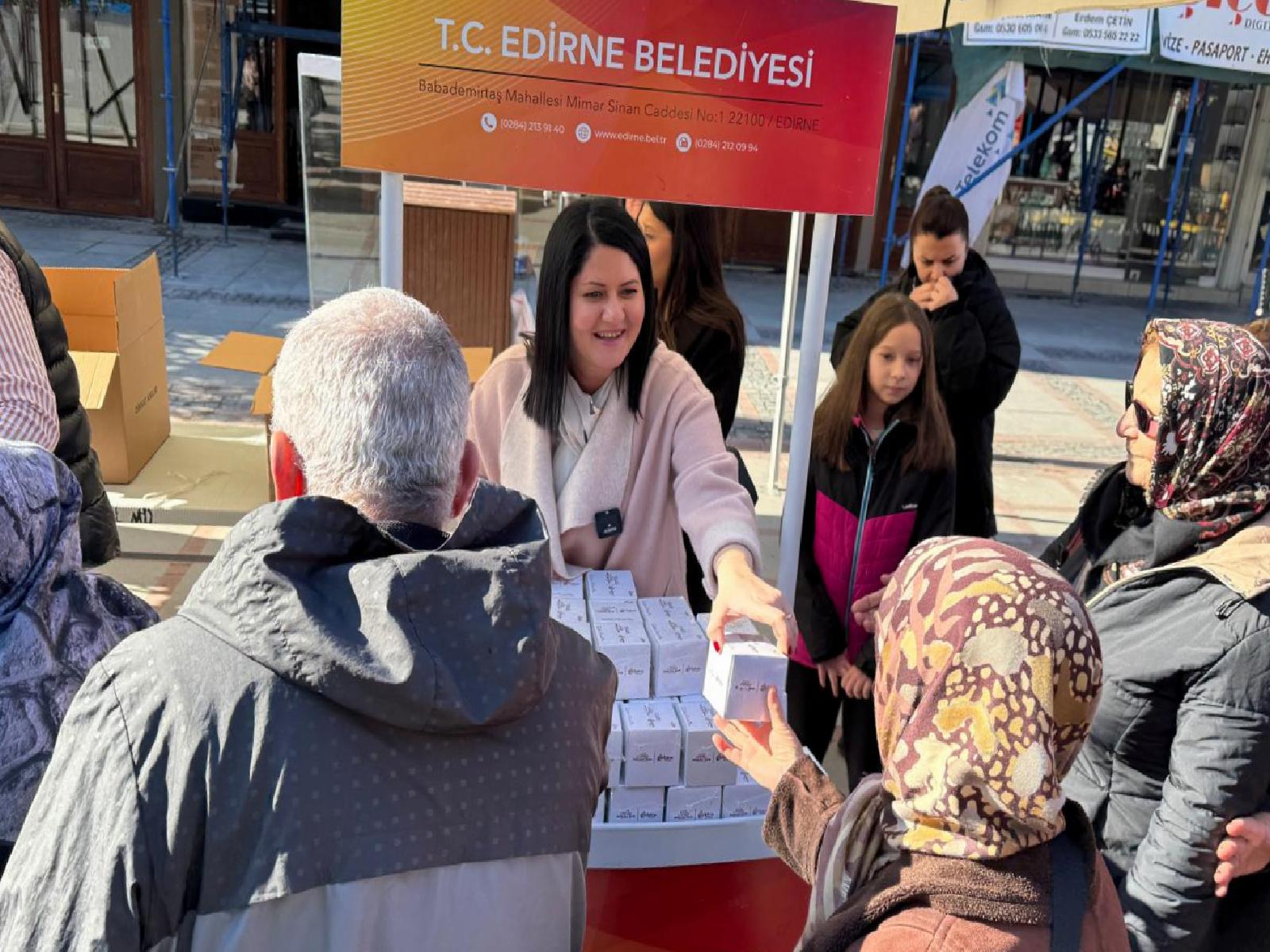 Edirne’de vatandaşlara kandil simidi dağıtıldı haberi