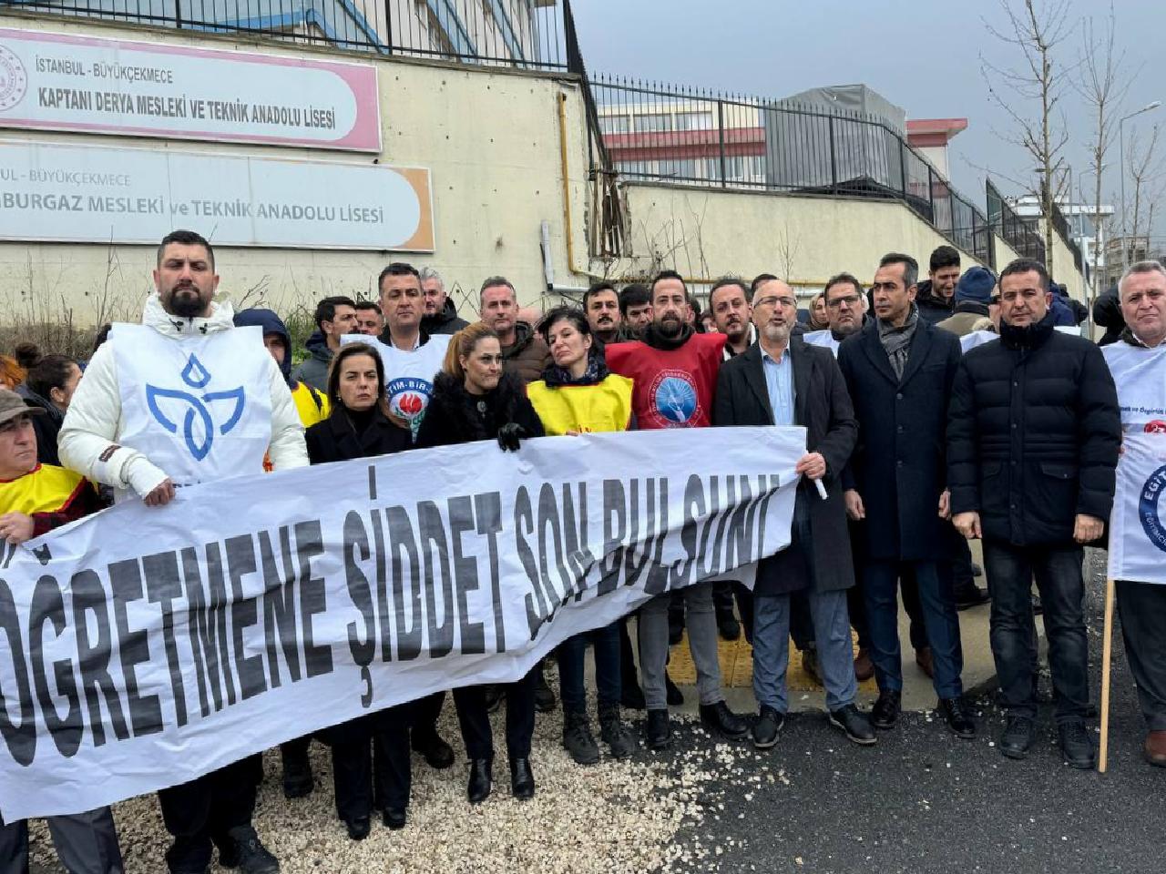 Eğitim Bir Sen’den Büyükçekmece’de öğrencisinin lisede bıçakladığı müdür yardımcısına destek