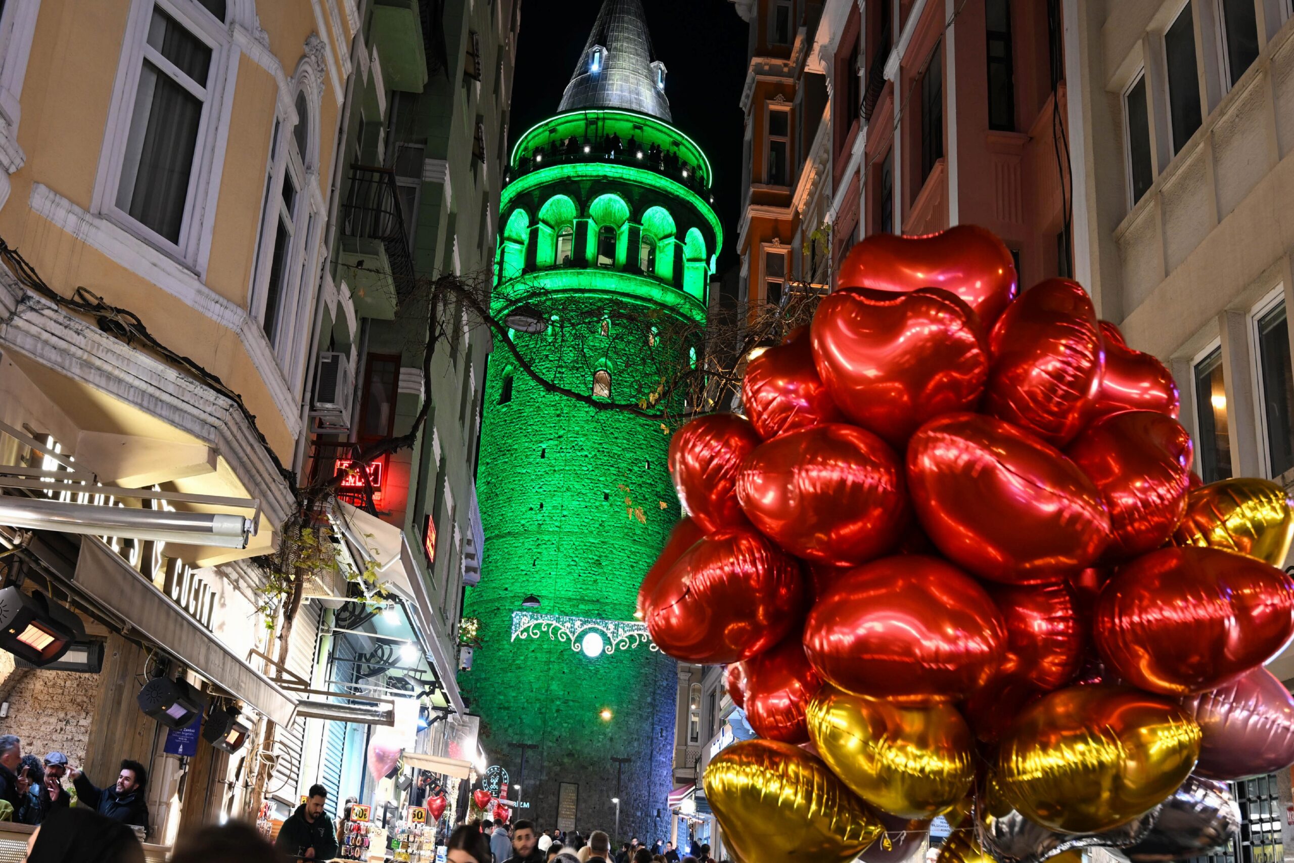 Galata Kulesi ”Serviks Kanseri Farkındalık Ayı” kapsamında yeşile büründü