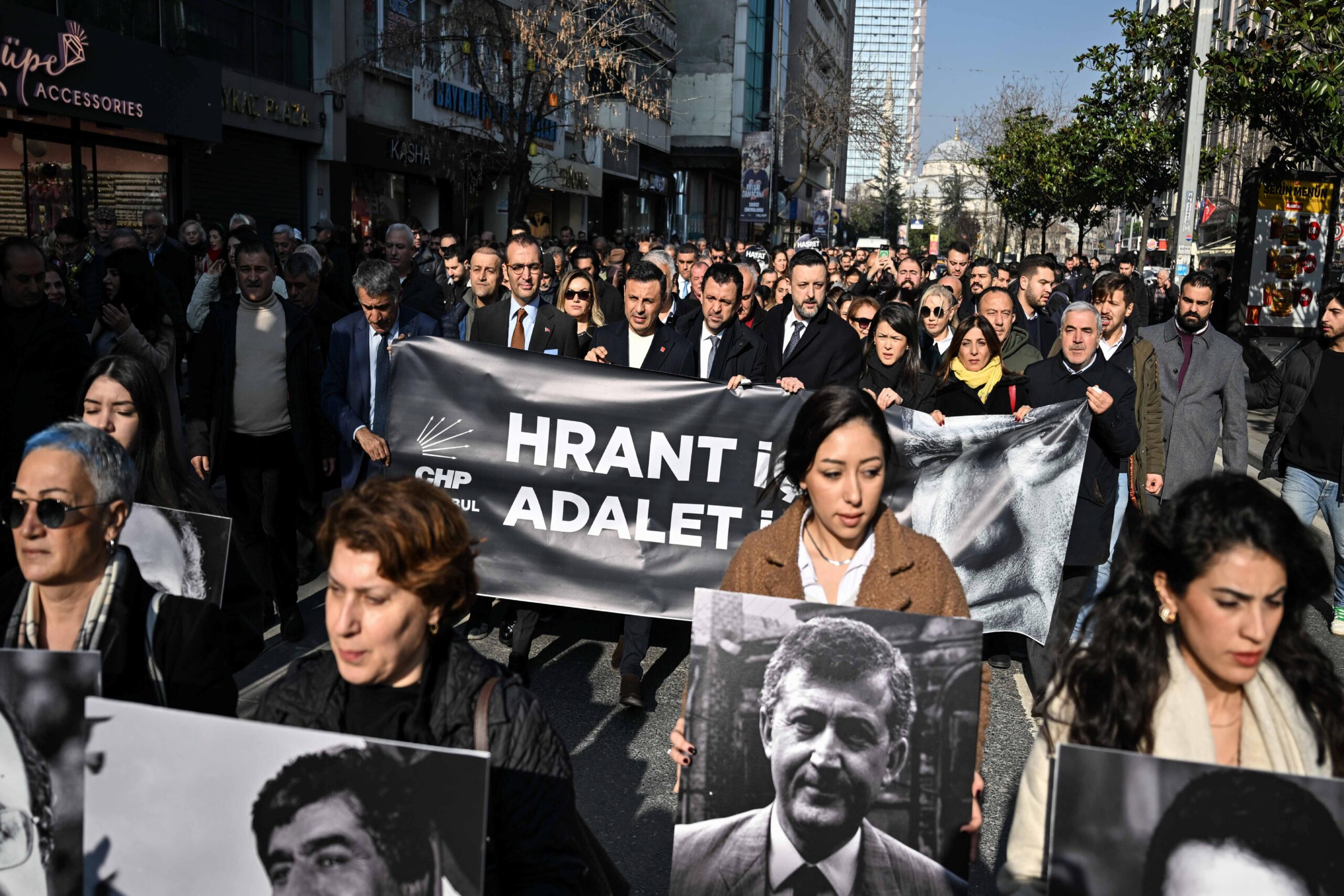 Gazeteci Hrant Dink, Agos Gazetesi önünde anıldı