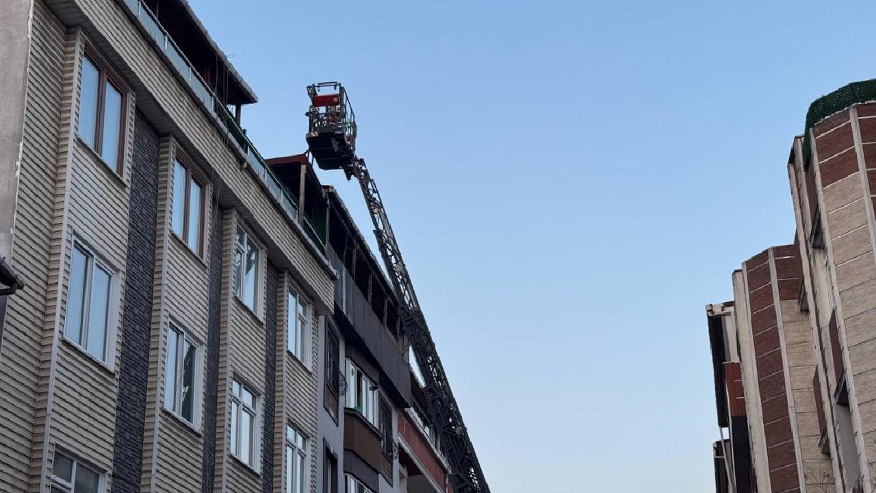 Gaziosmanpaşa’da 5 katlı binanın çatısında çıkan yangın söndürüldü haberi