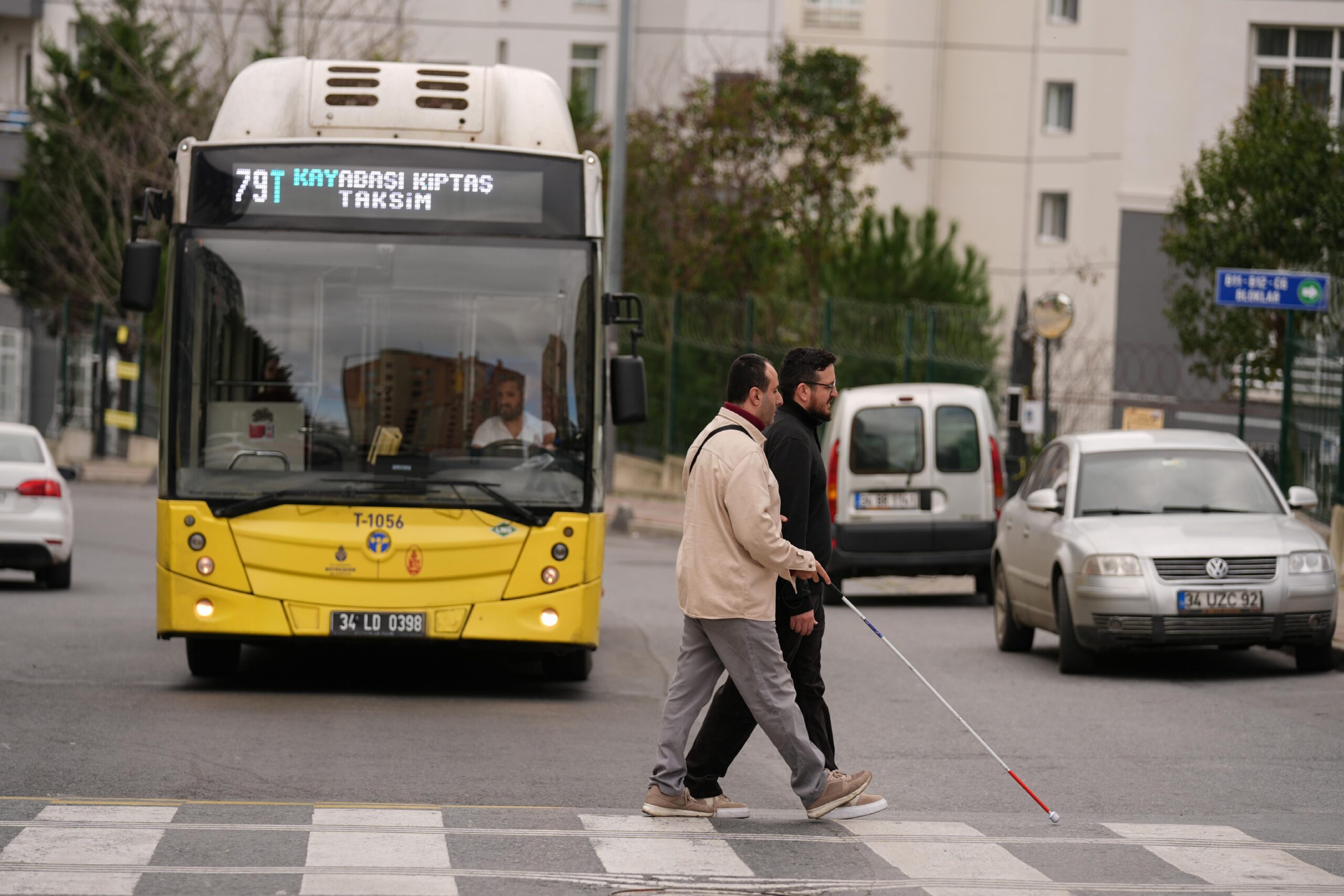 Görme engelli Serhat Esen, 3 yıldır tek başına kılavuz yol çabası veriyor