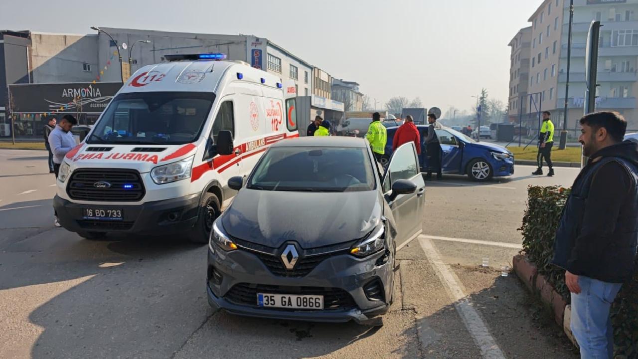 İnegöl’de 2 otomobilin çarpıştığı kazada 2 kişi yaralandı haberi