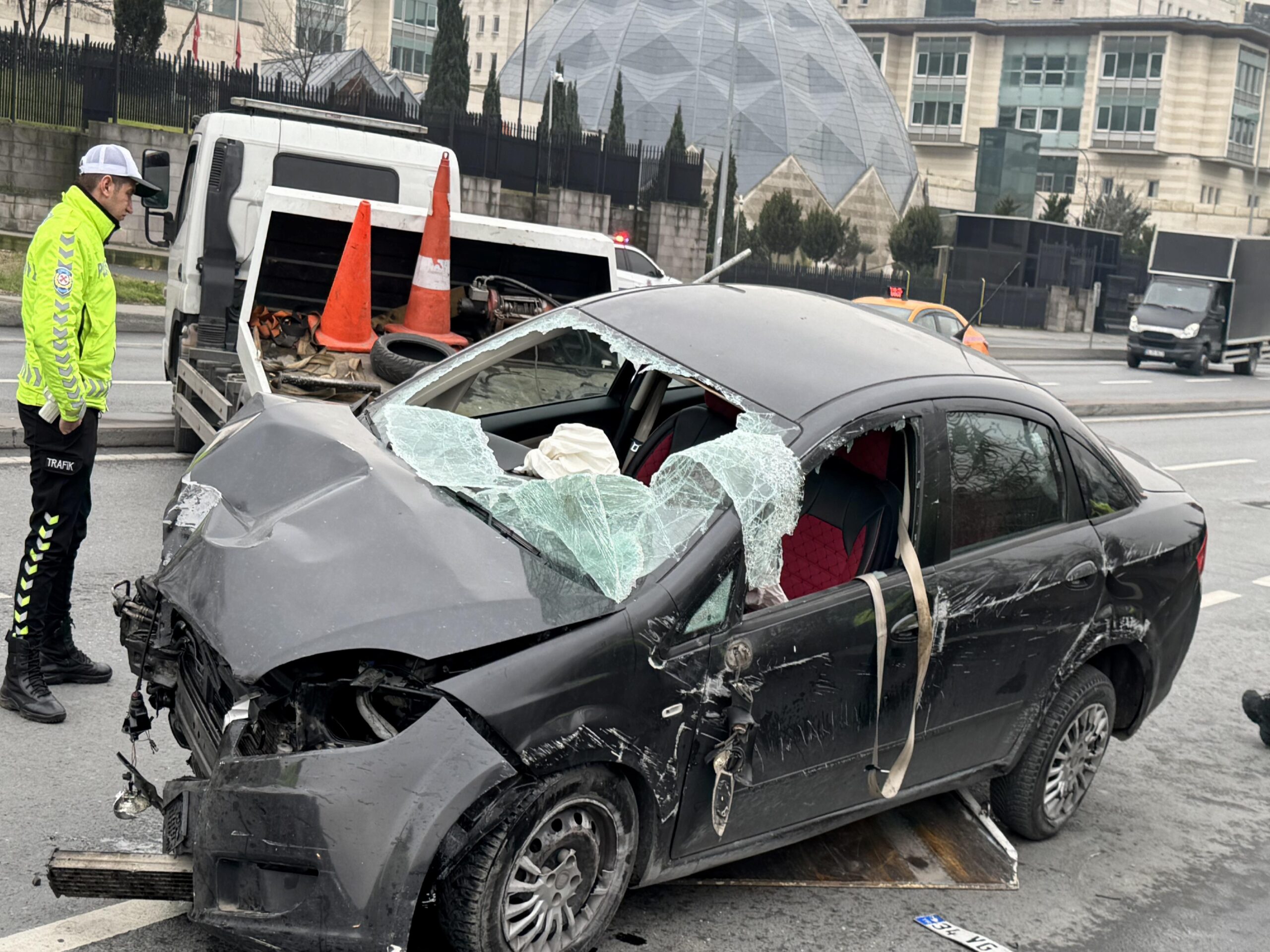 Kağıthane’de kaza yapan otomobildeki 2 kişi yaralandı haberi