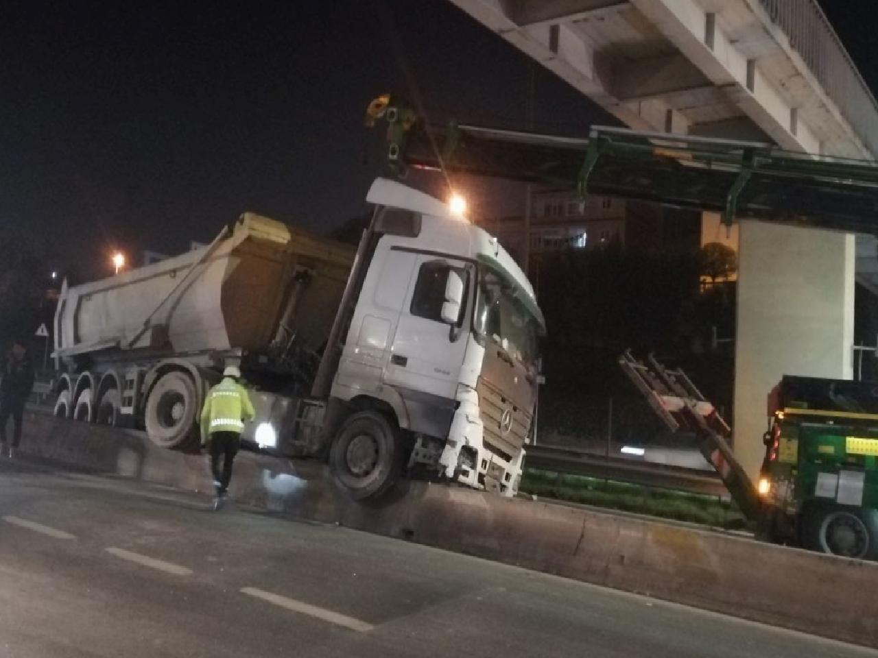 Kağıthane’de kontrolden çıkan hafriyat kamyonu beton bariyerlerde asılı kaldı haberi