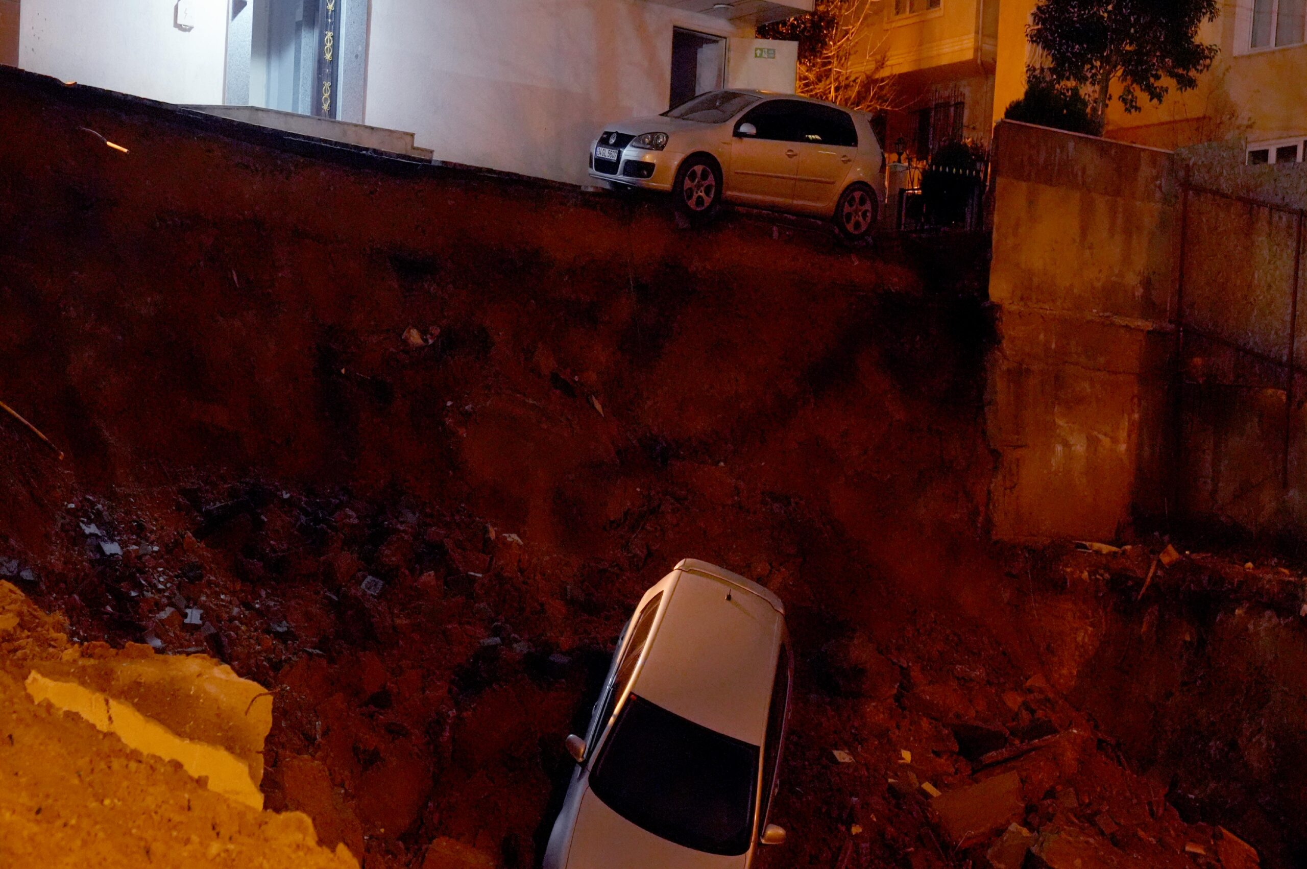 Kartal’da toprak kayması sonucu bir otomobil inşaat alanına düştü haberi