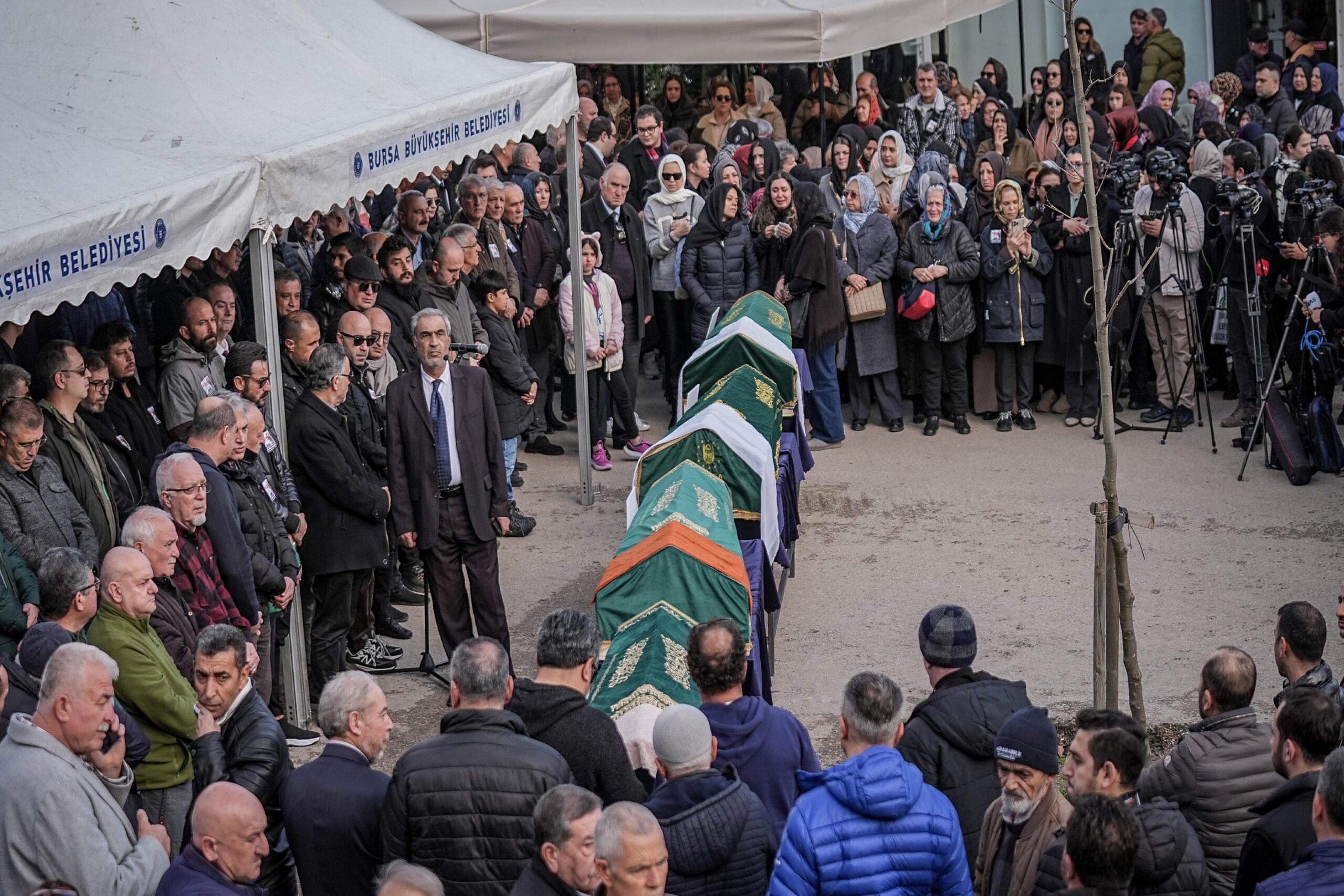 Kartalkaya’daki otel yangınında hayatını kaybeden aynı aileden 4 kişinin cenazesi Bursa’da defnedildi haberi