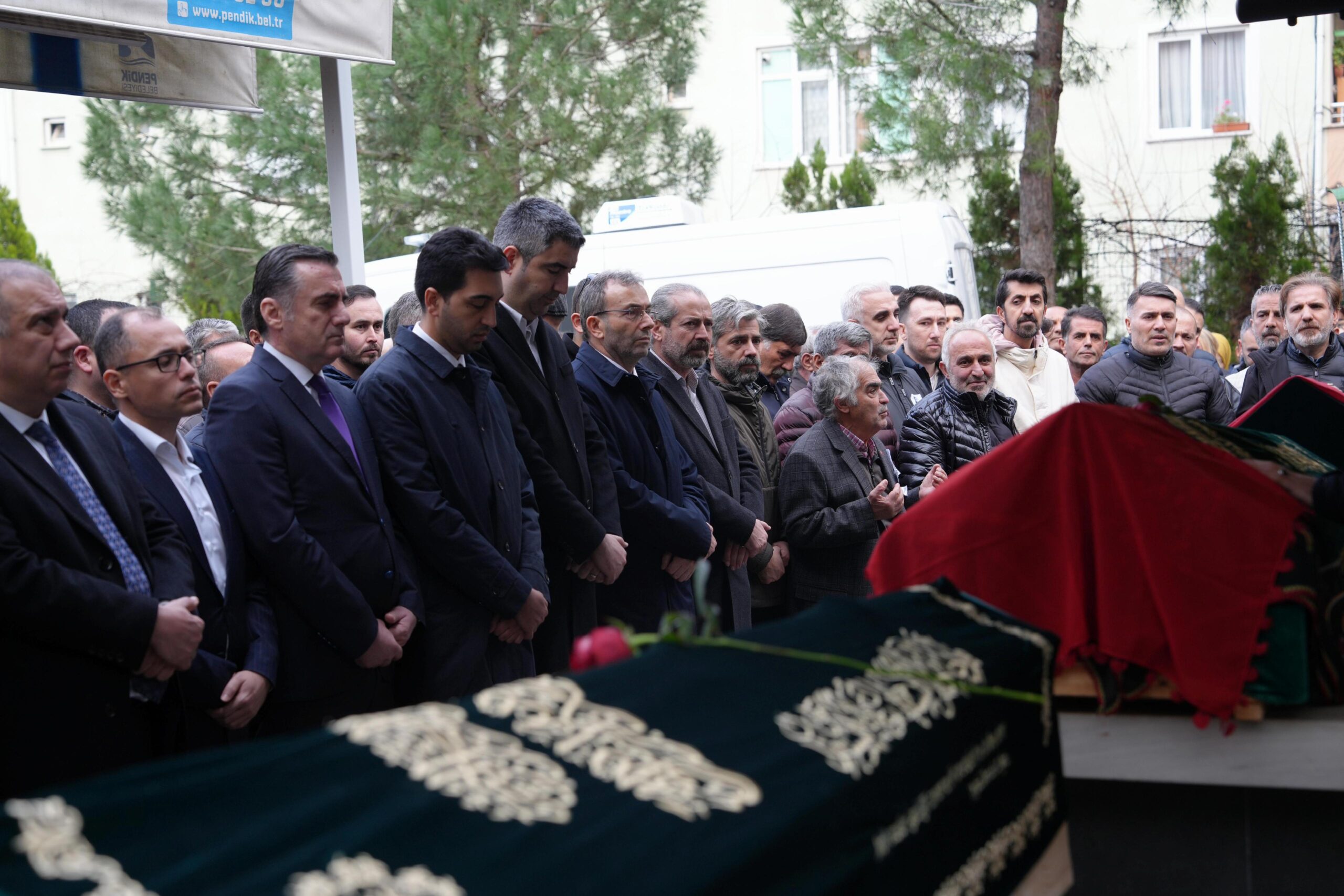 Kartalkaya’daki otel yangınında ölen 3 kişi, Pendik’te son yolculuklarına uğurlandı haberi