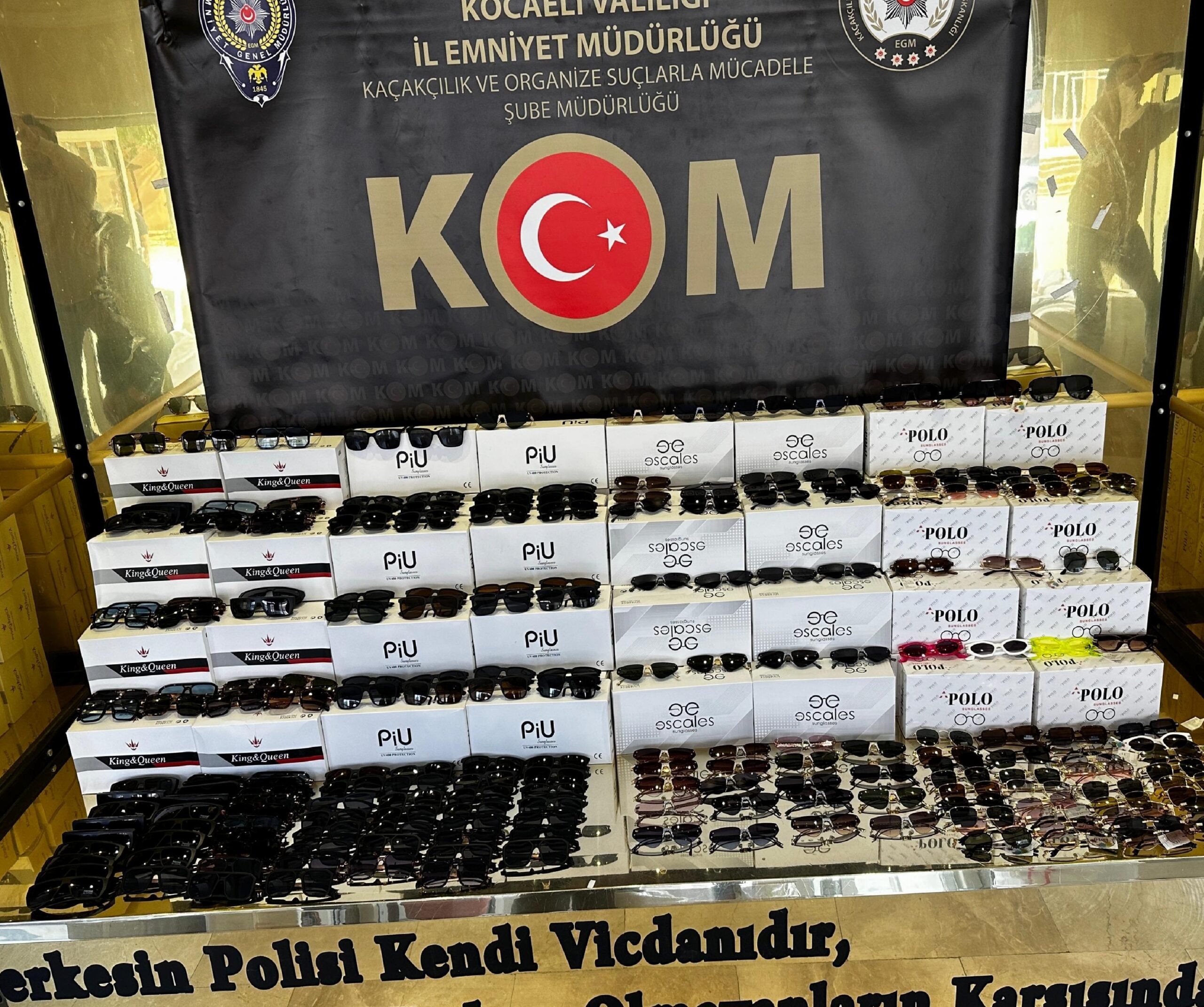 Kocaeli’de bir tırda 169 bin 680 kaçak güneş gözlüğü ele geçirildi