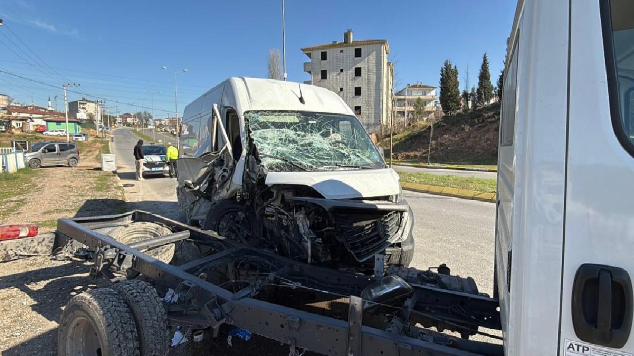 Kocaeli’de kamyonetle panelvanın çarpışması sonucu iki kişi yaralandı haberi