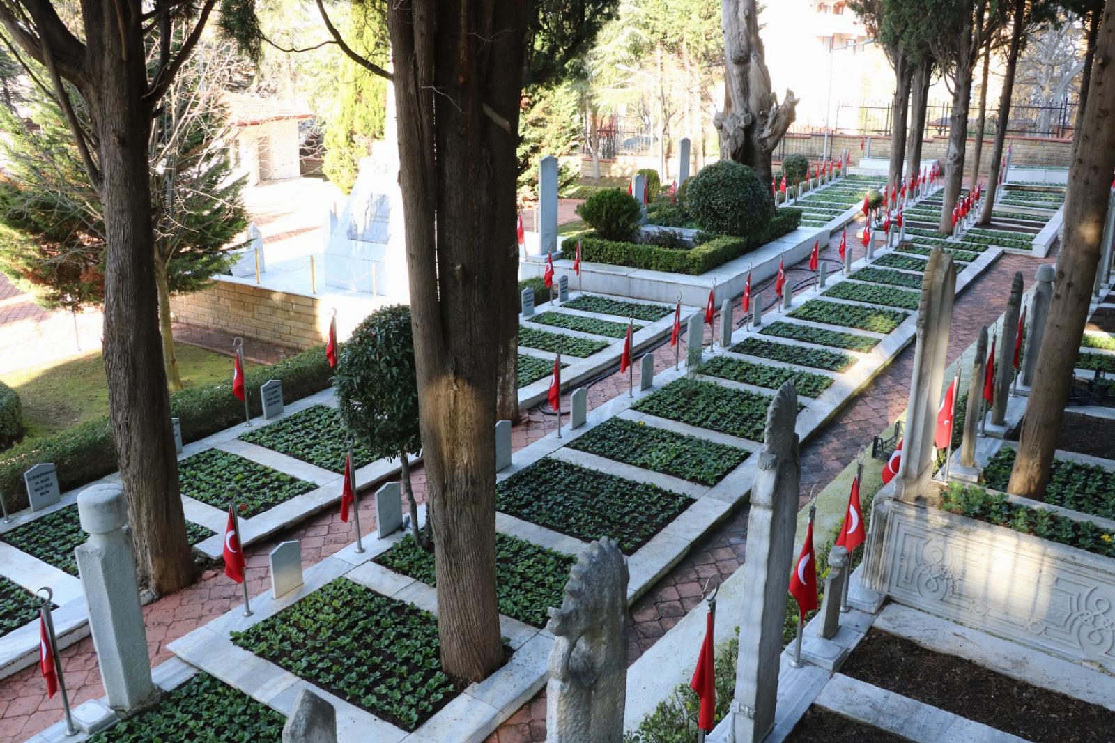 Kocaeli’de şehitlerin mezarları çiçeklerle donatıldı