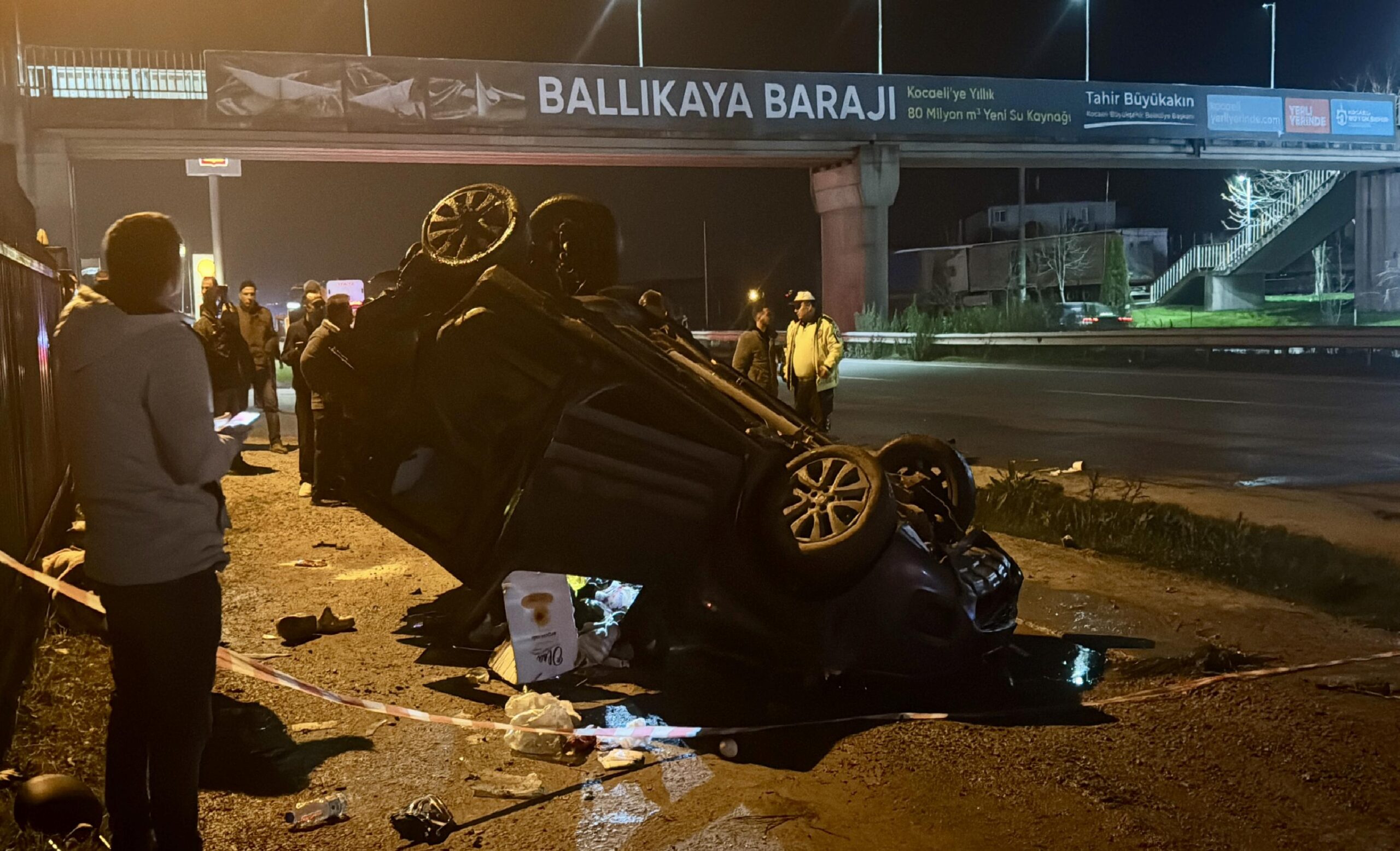 Kocaeli’de tır ile hafif ticari aracın çarpıştığı kazada 3 kişi yaralandı haberi