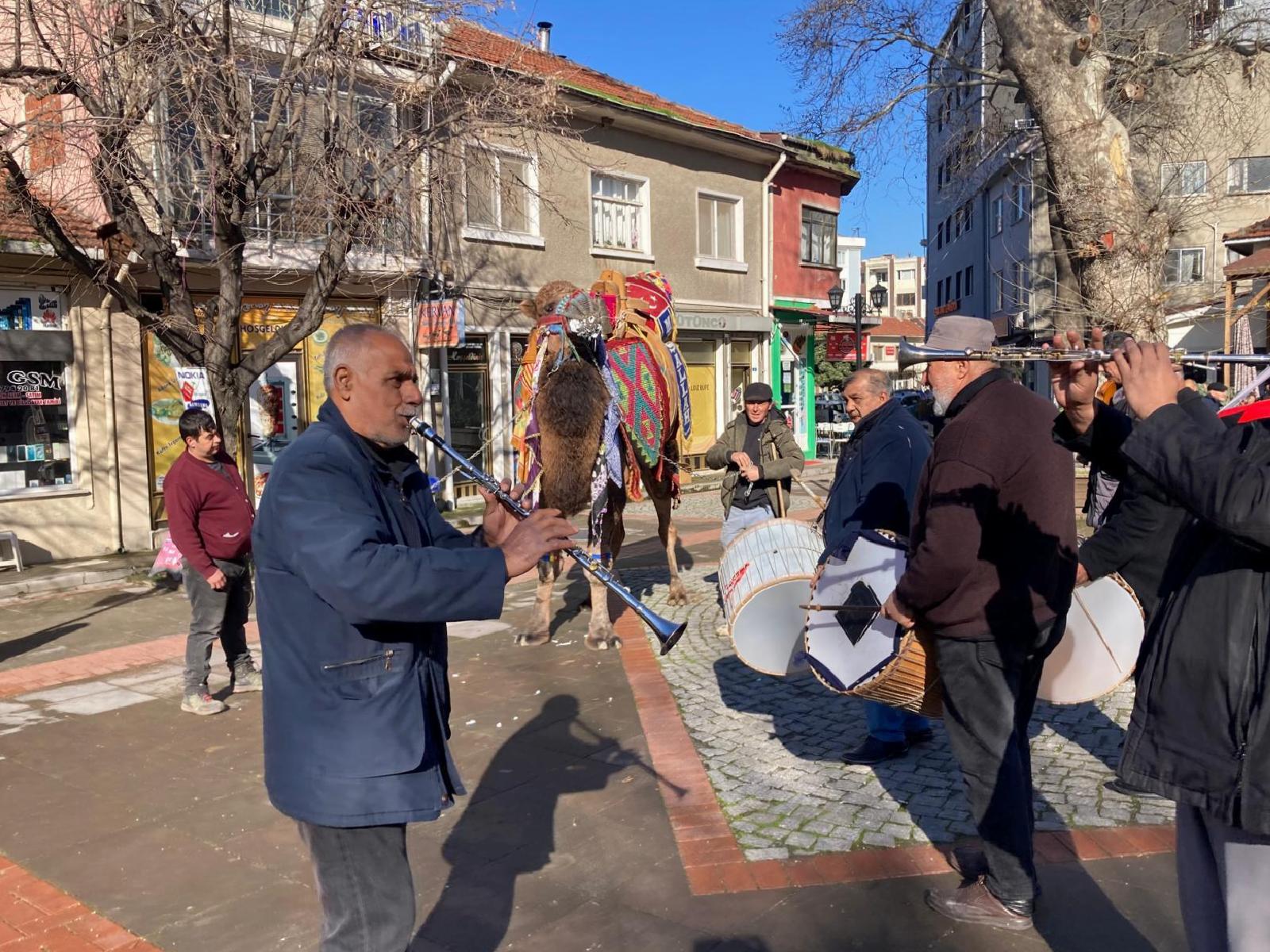 Lapseki’de vatandaşlar deve gösterilerine davet edildi