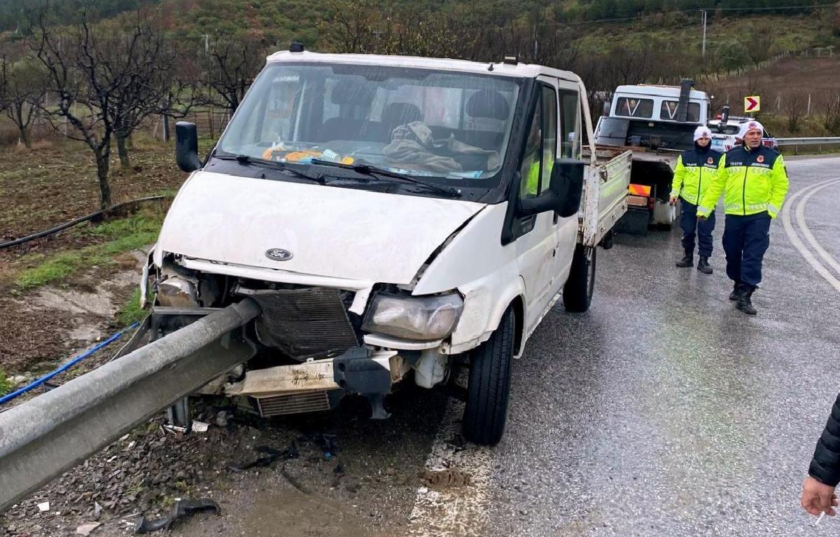 Sakarya’da bariyere çarpan kamyonetteki 1 kişi yaralandı