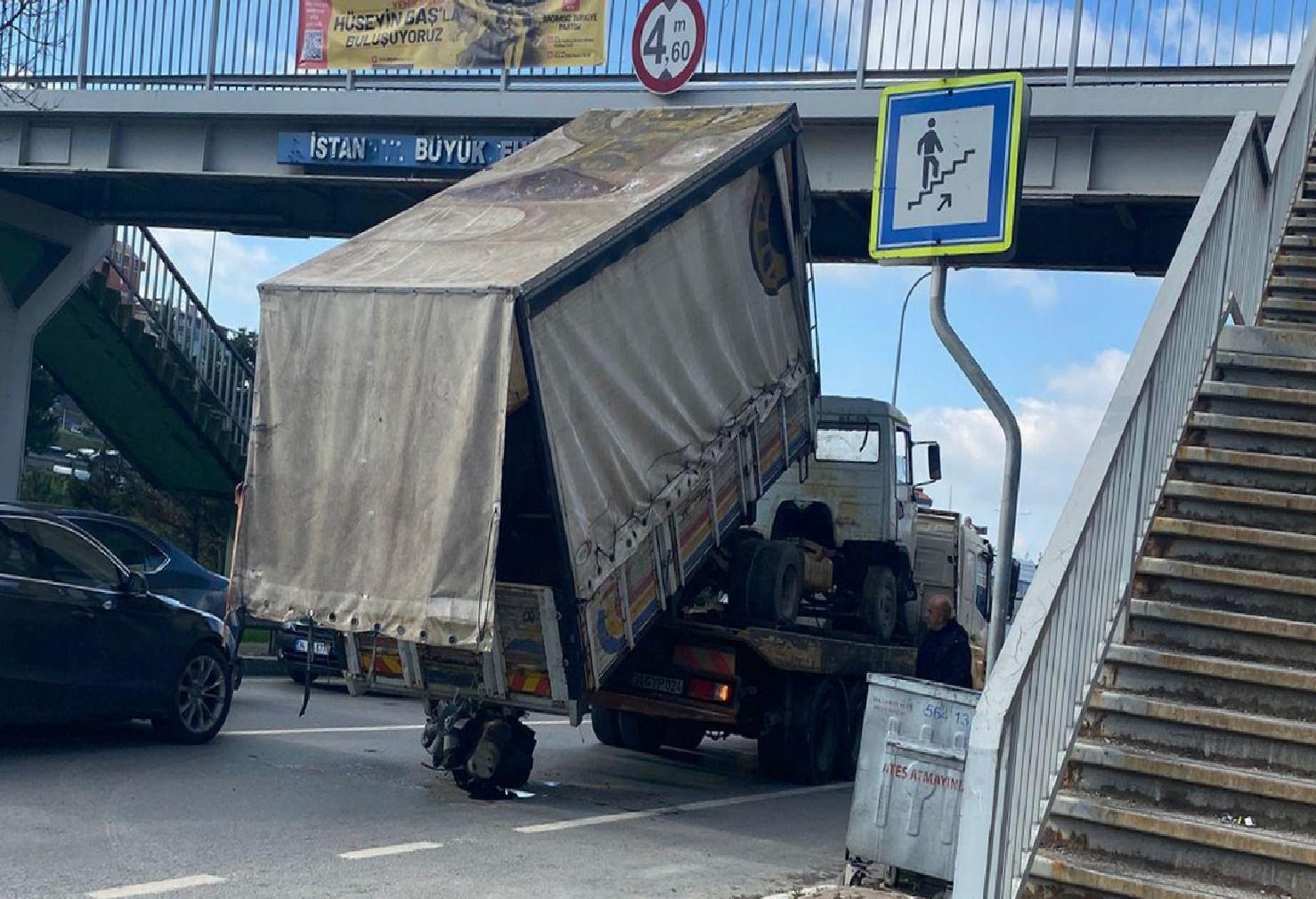 Sultanbeyli’de çekici üzerindeki kamyonun kasası üst geçide çarptı