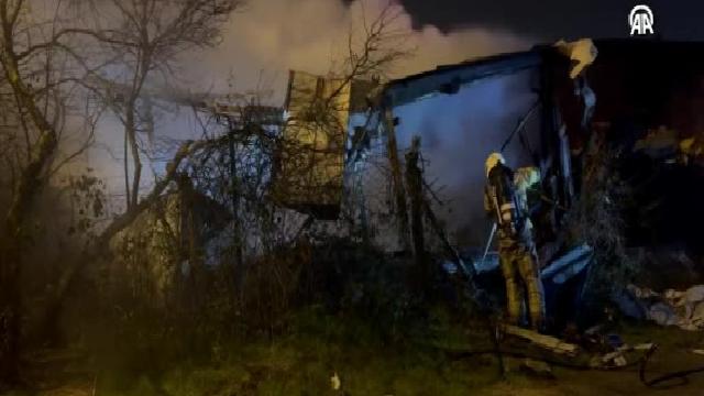 Tuzla’da palet fabrikasında çıkan yangın söndürüldü