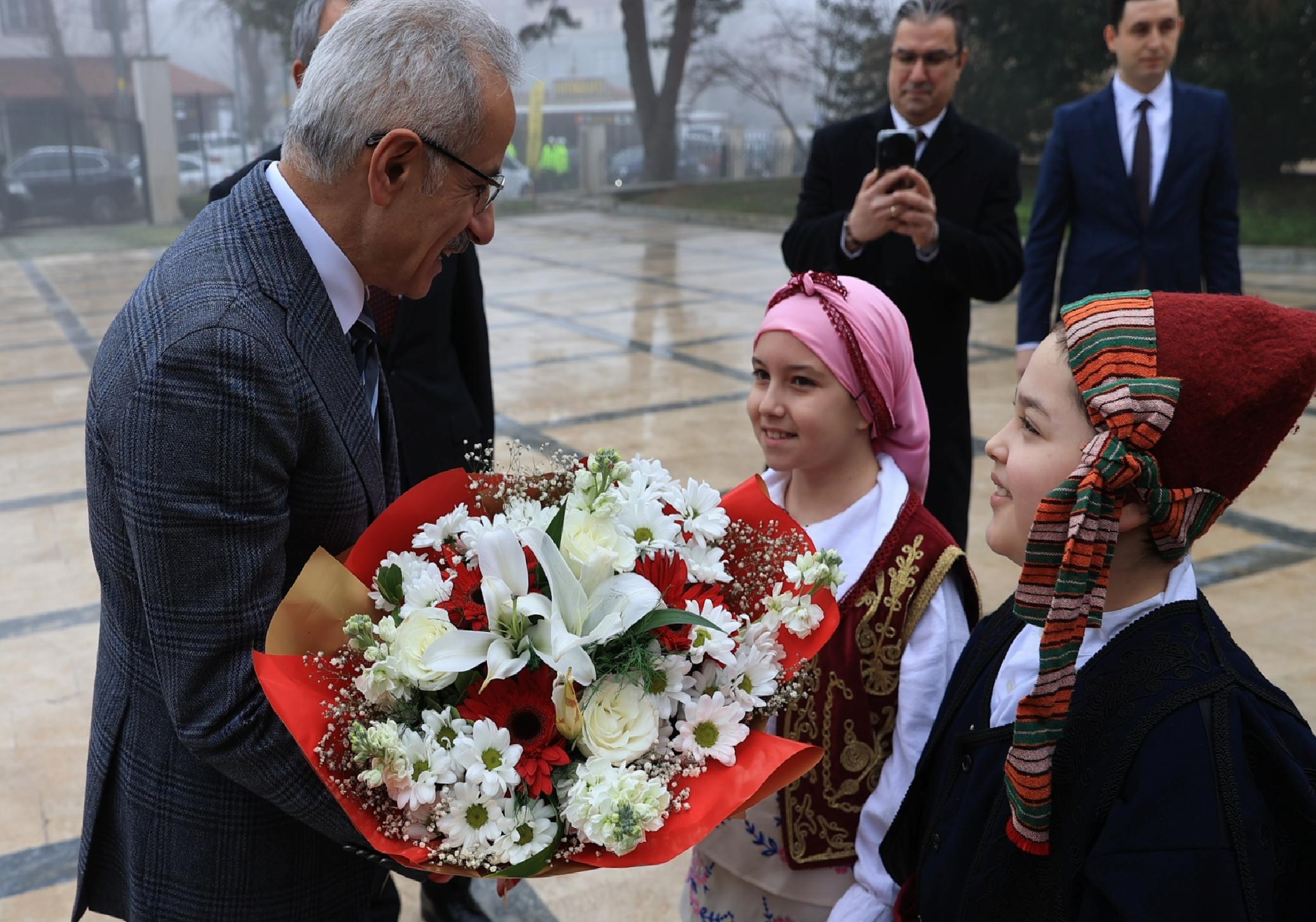 Ulaştırma ve Altyapı Bakanı Uraloğlu, Edirne Valiliği’ni ziyaret etti haberi