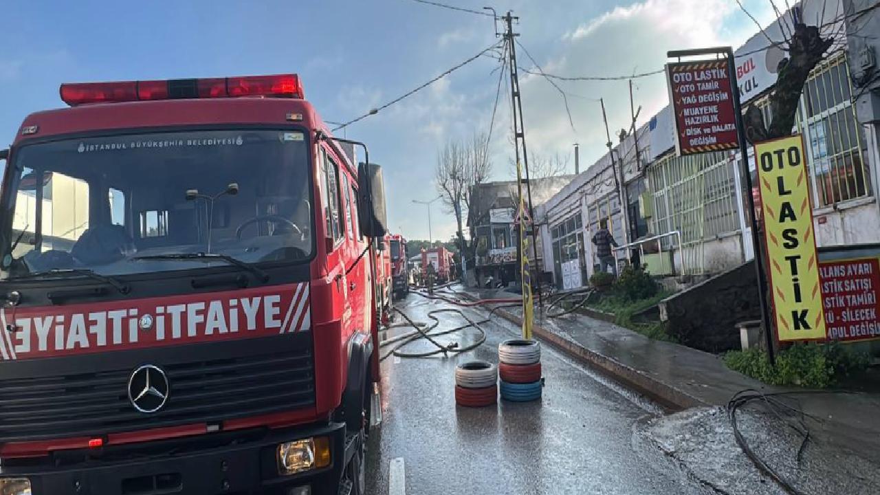 Ümraniye’de 2 katlı binanın çatısında çıkan yangın söndürüldü