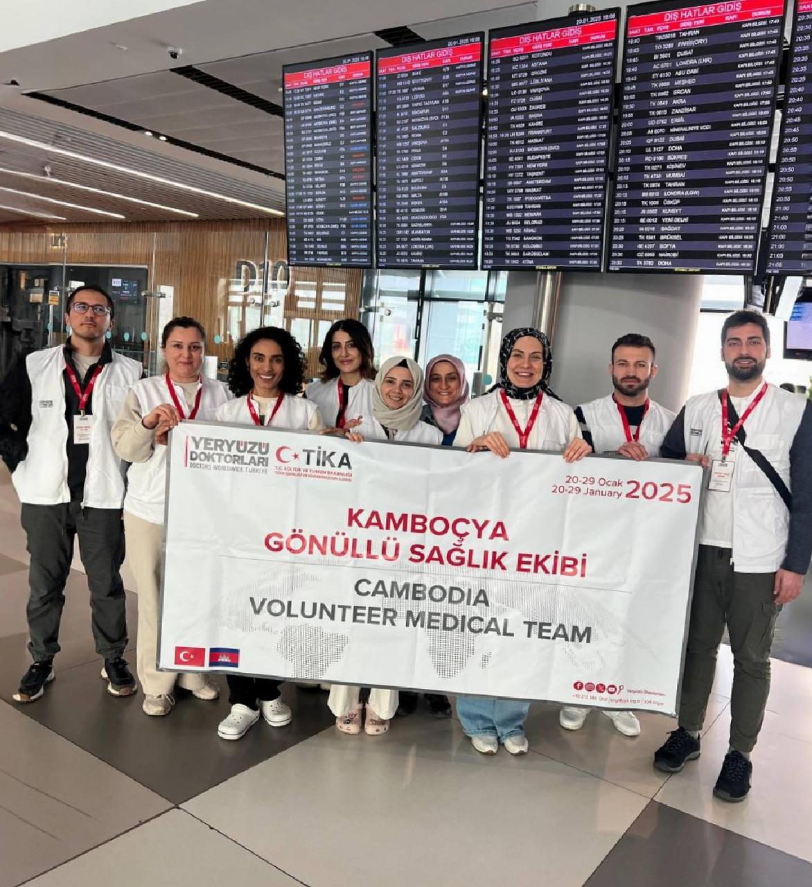 Yeryüzü Doktorları Derneğinin gönüllü sağlık ekibi Kamboçya’ya gitti haberi