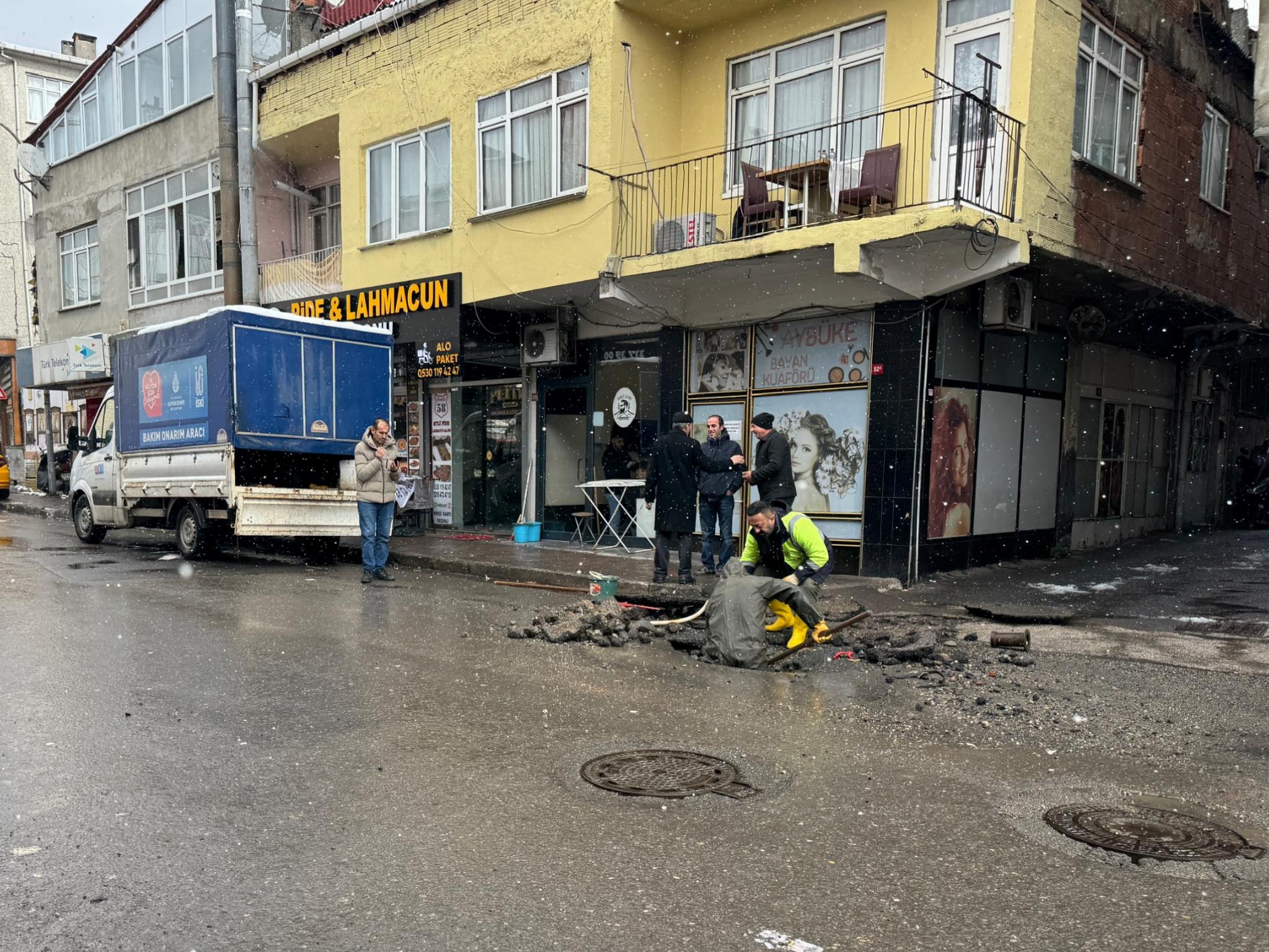 Ataşehir’de İSKİ’ye ait su borusu patladı haberi