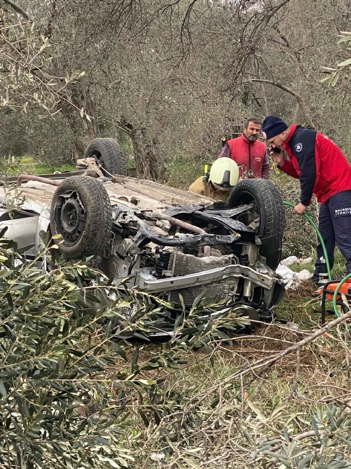 Balıkesir’de devrilen otomobildeki 2 kişi öldü haberi