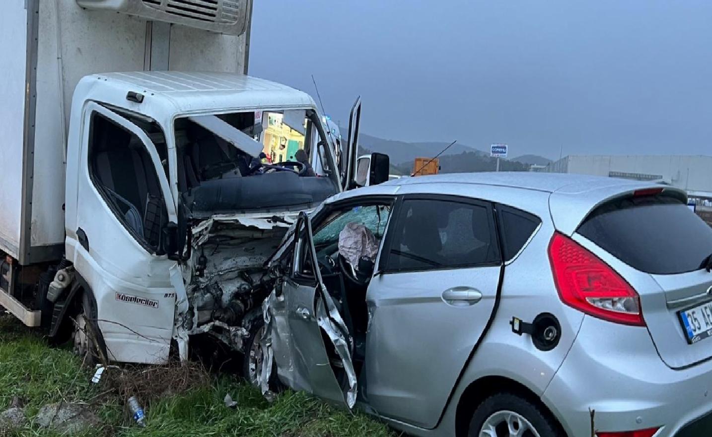 Balıkesir’de kamyonetle çarpışan otomobilin sürücüsü öldü haberi