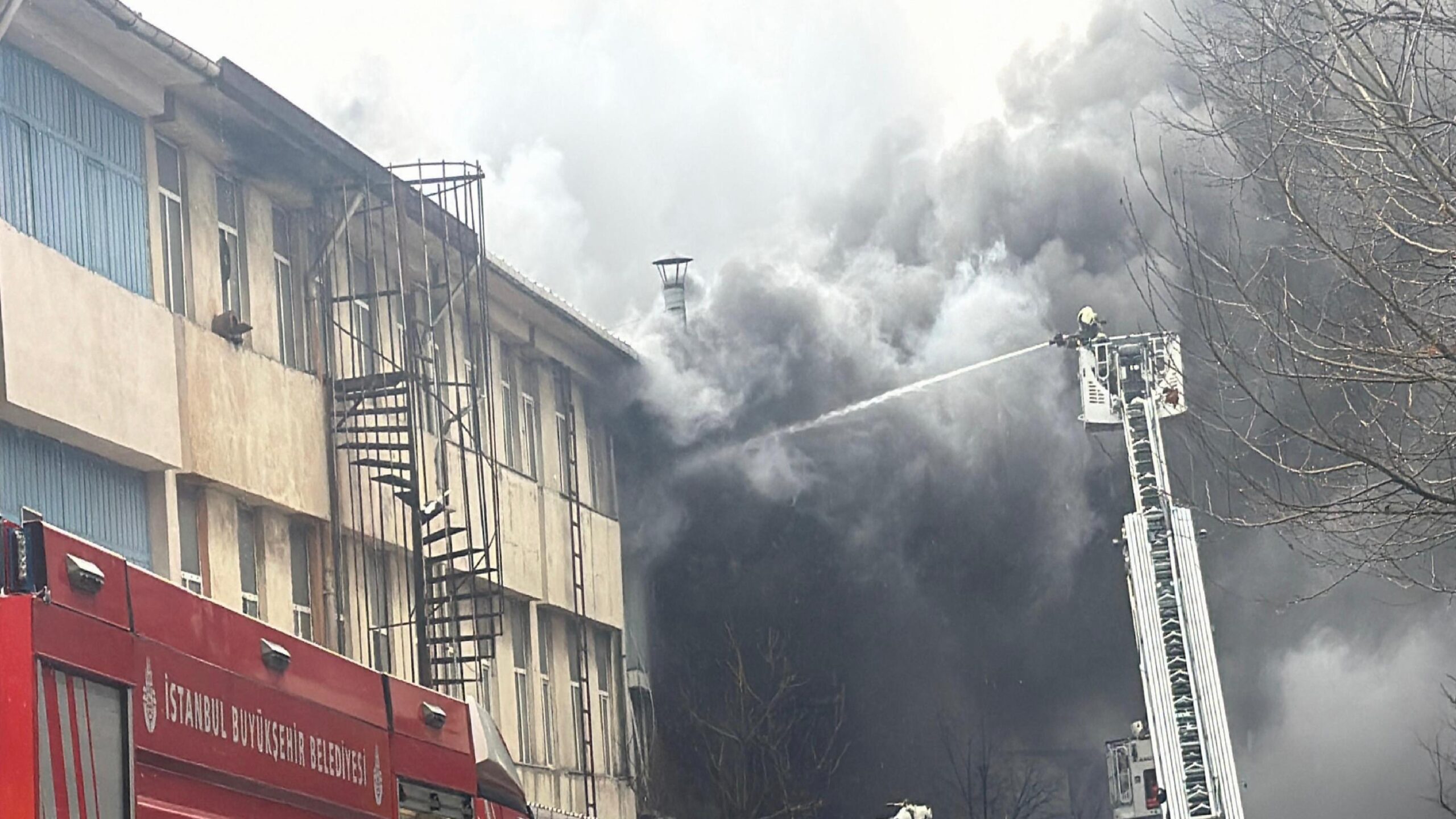 Başakşehir’de kauçuk atölyesinde yangın çıktı haberi